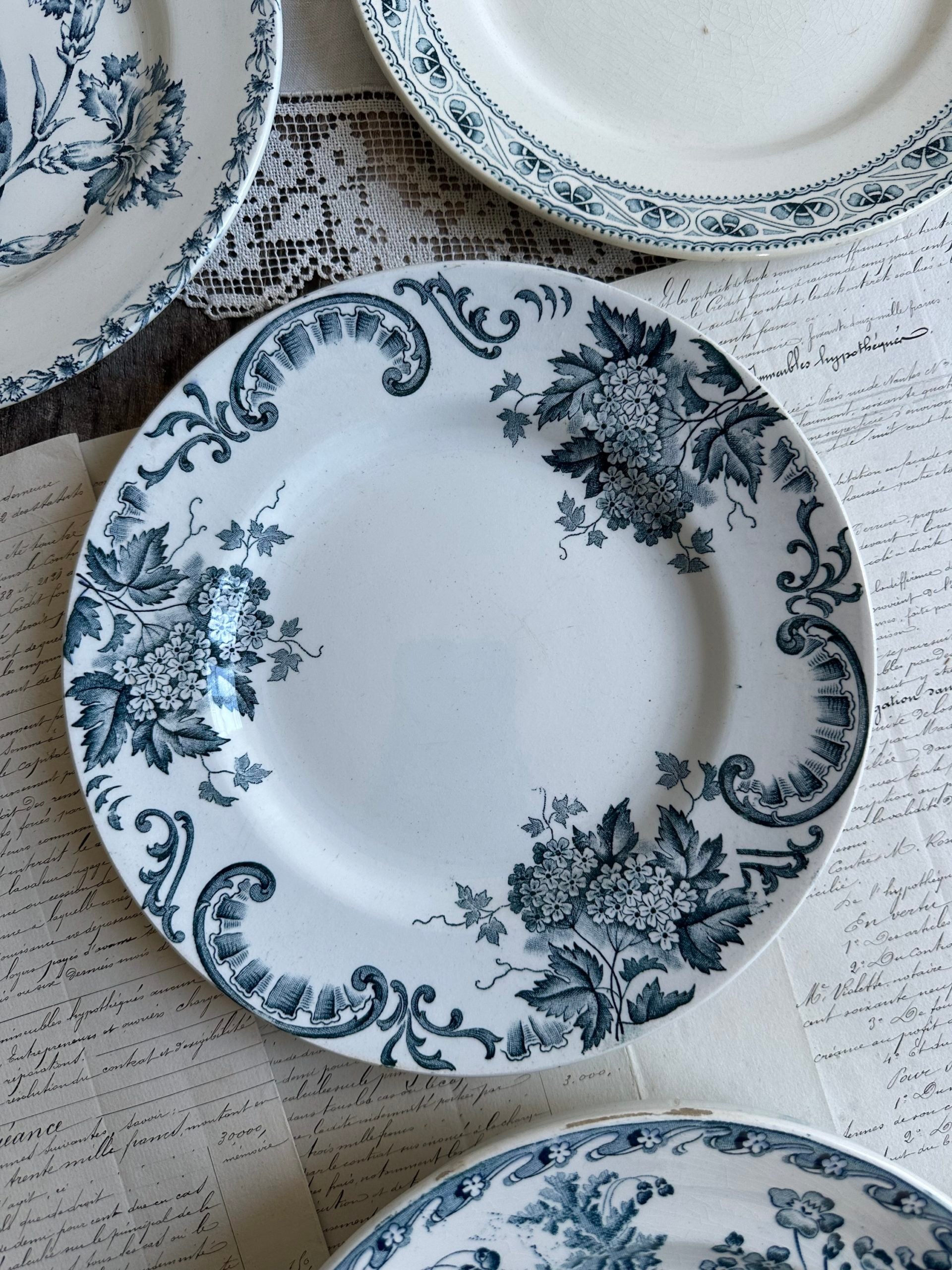 III. Suite de 6 assiettes plates terre de fer dépareillées
