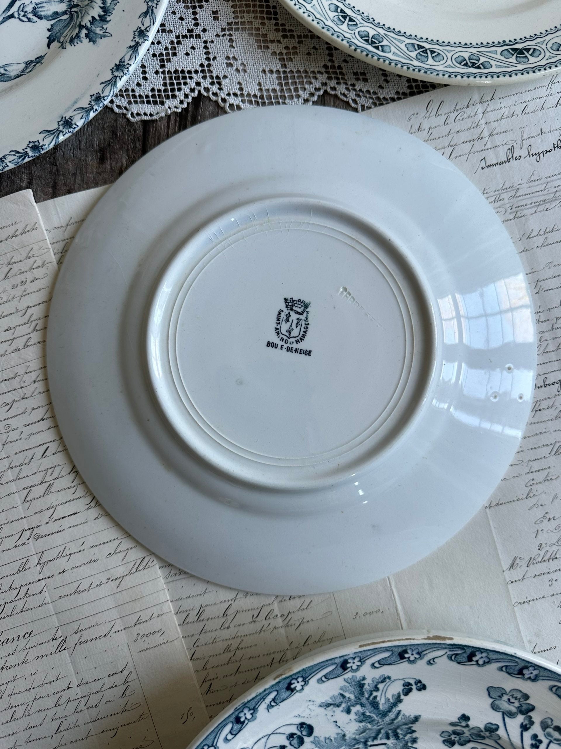 III. Suite de 6 assiettes plates terre de fer dépareillées