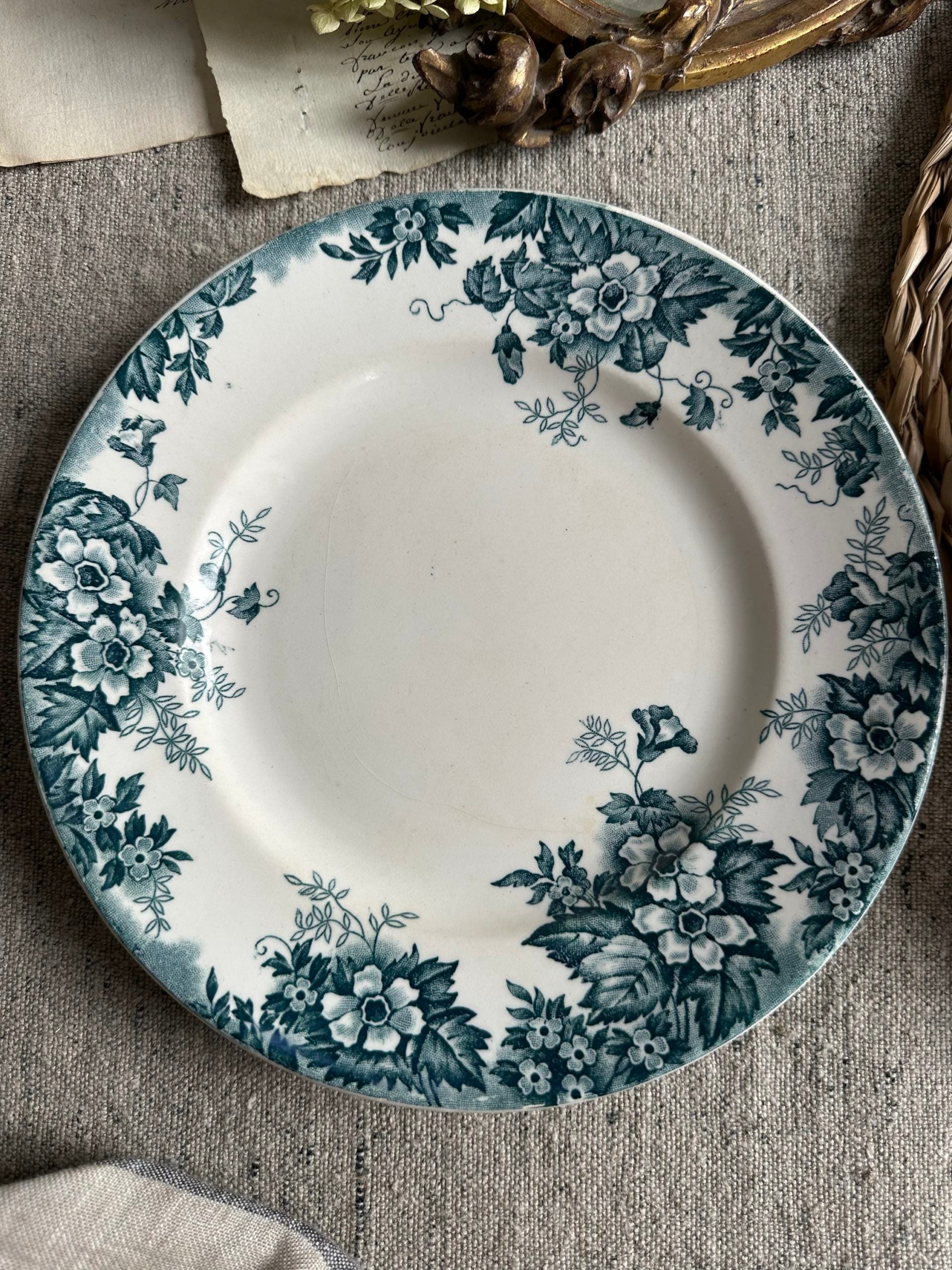 Suite de 6 assiettes plates terre de fer
