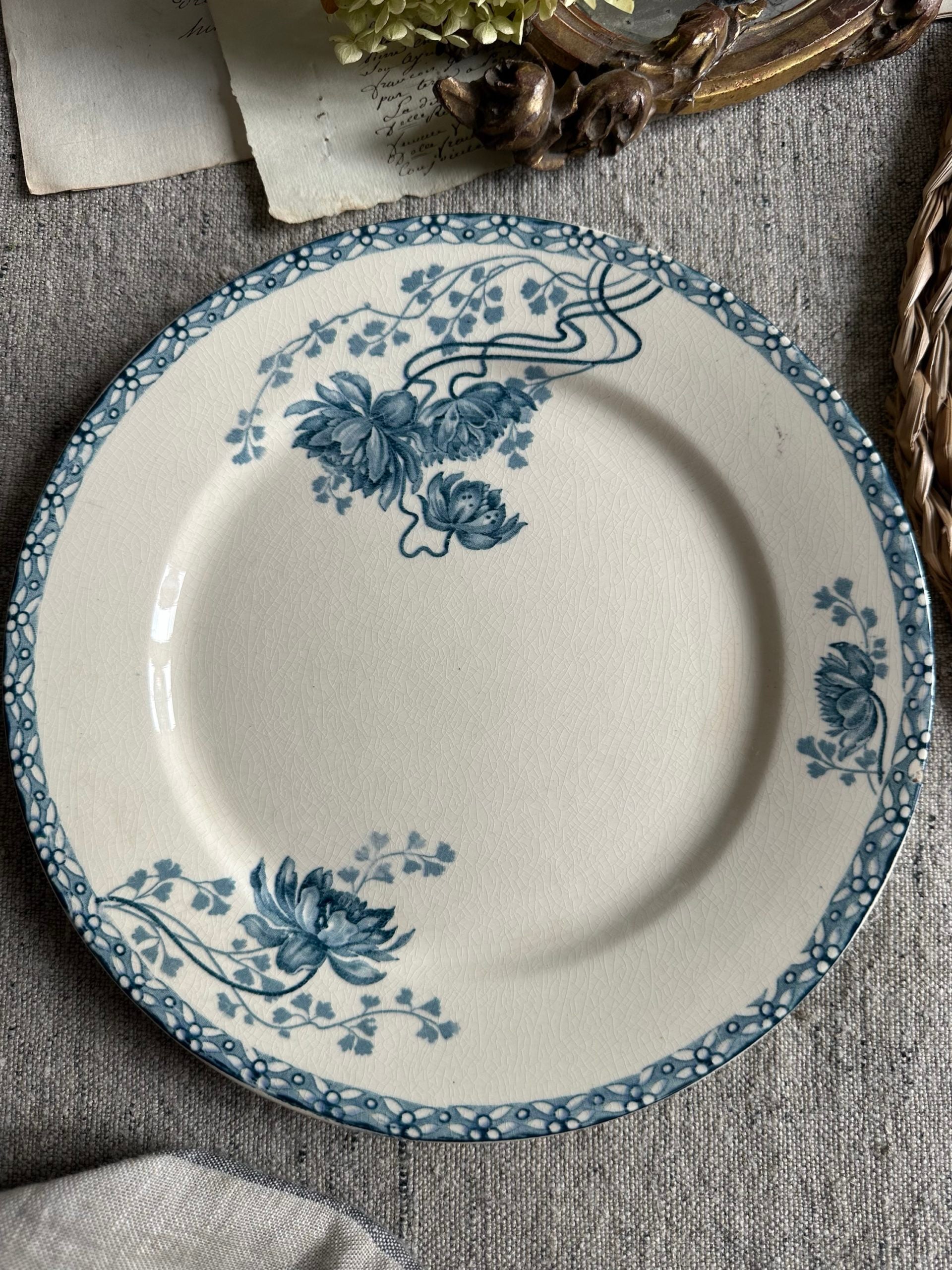 Suite de 6 assiettes plates terre de fer