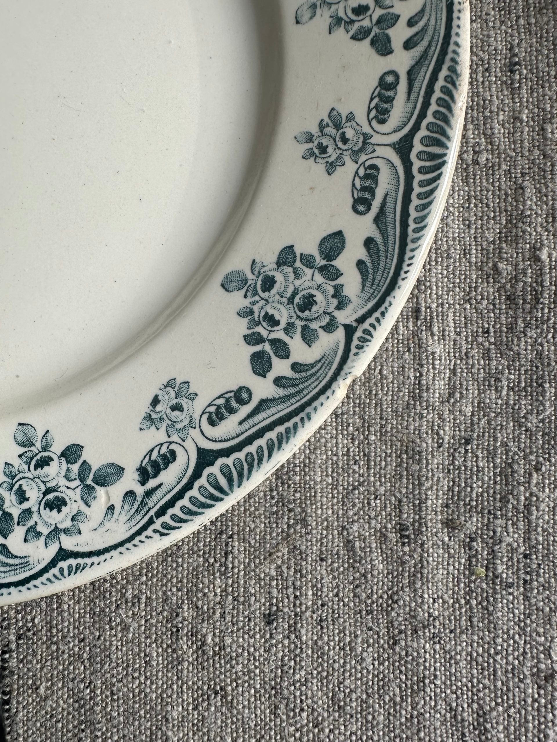 Suite de 6 assiettes plates terre de fer