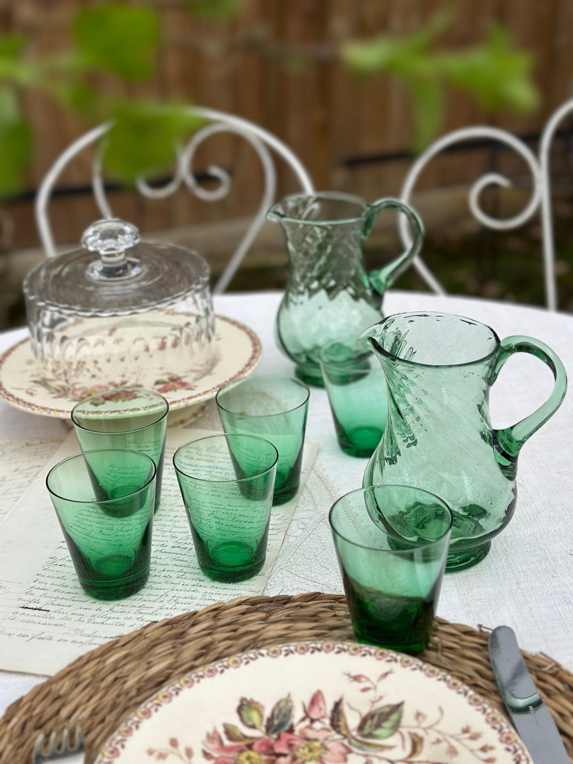 Suite de 6 verres et 2 pichets en verre