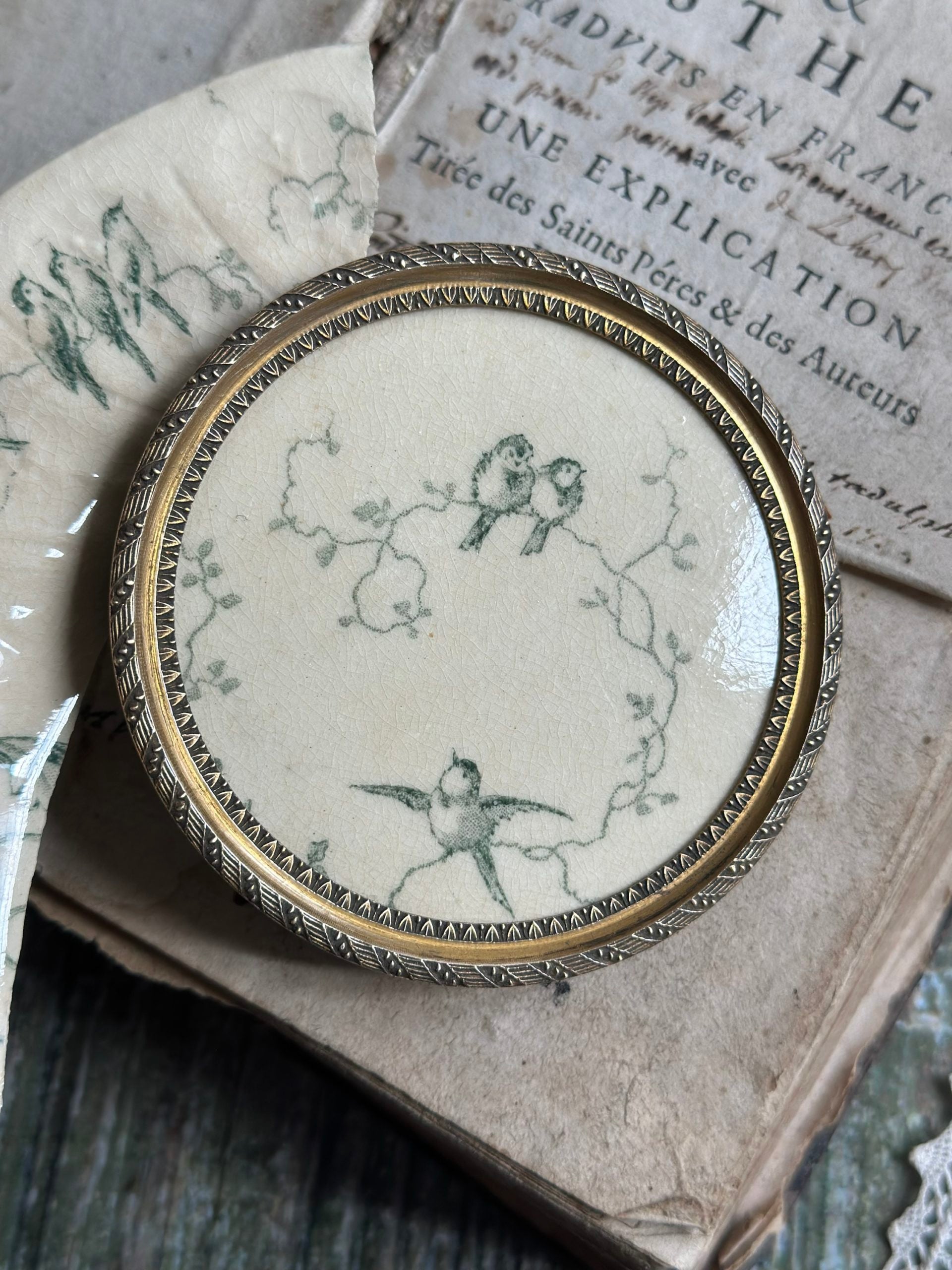 Petit cadre en bronze XIXème et motif terre de fer