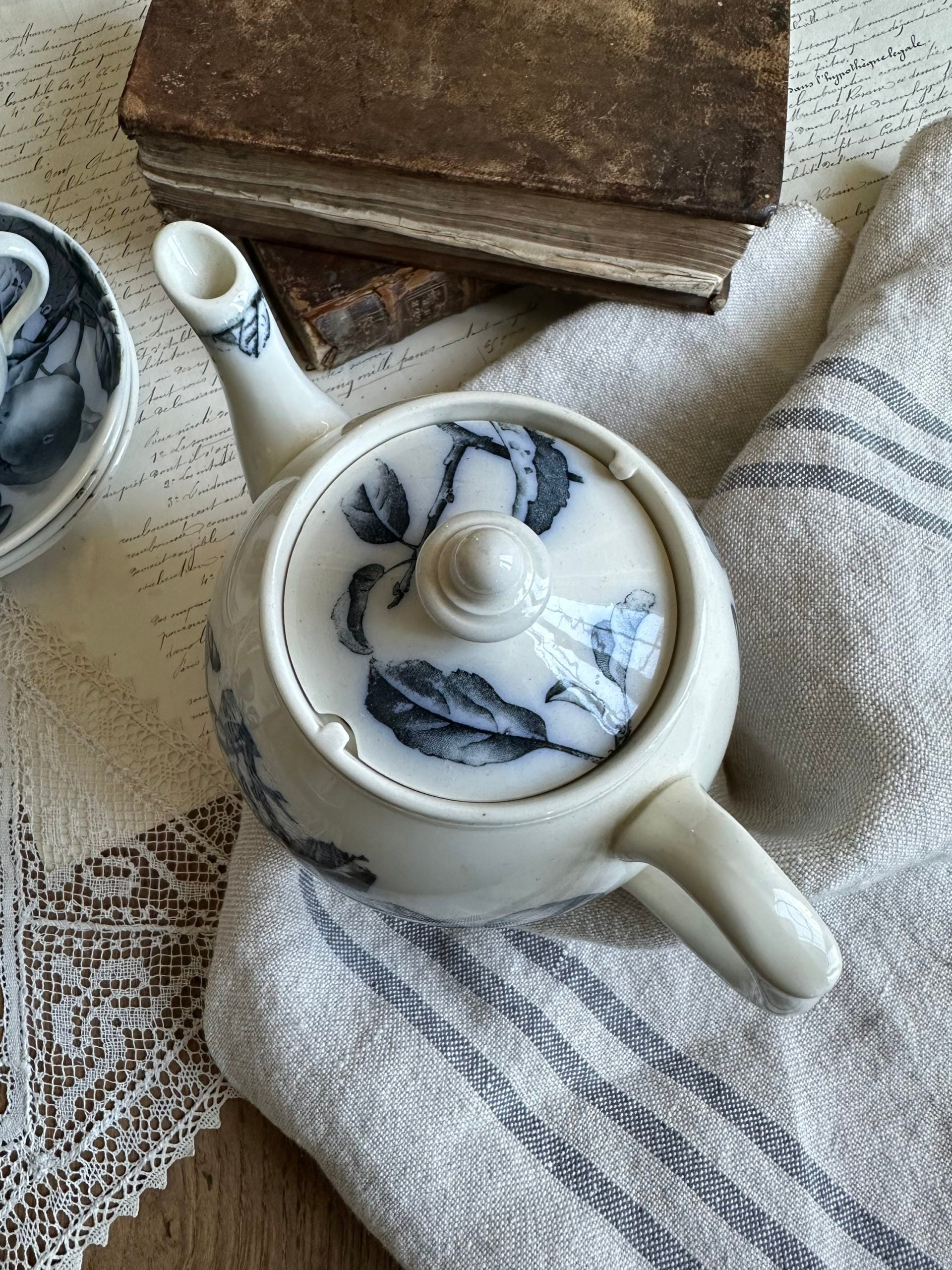 Small teapot/coffee pot manufactured by BMW & Co. Brown Westhead Moore, Gainsboro model, 19th century