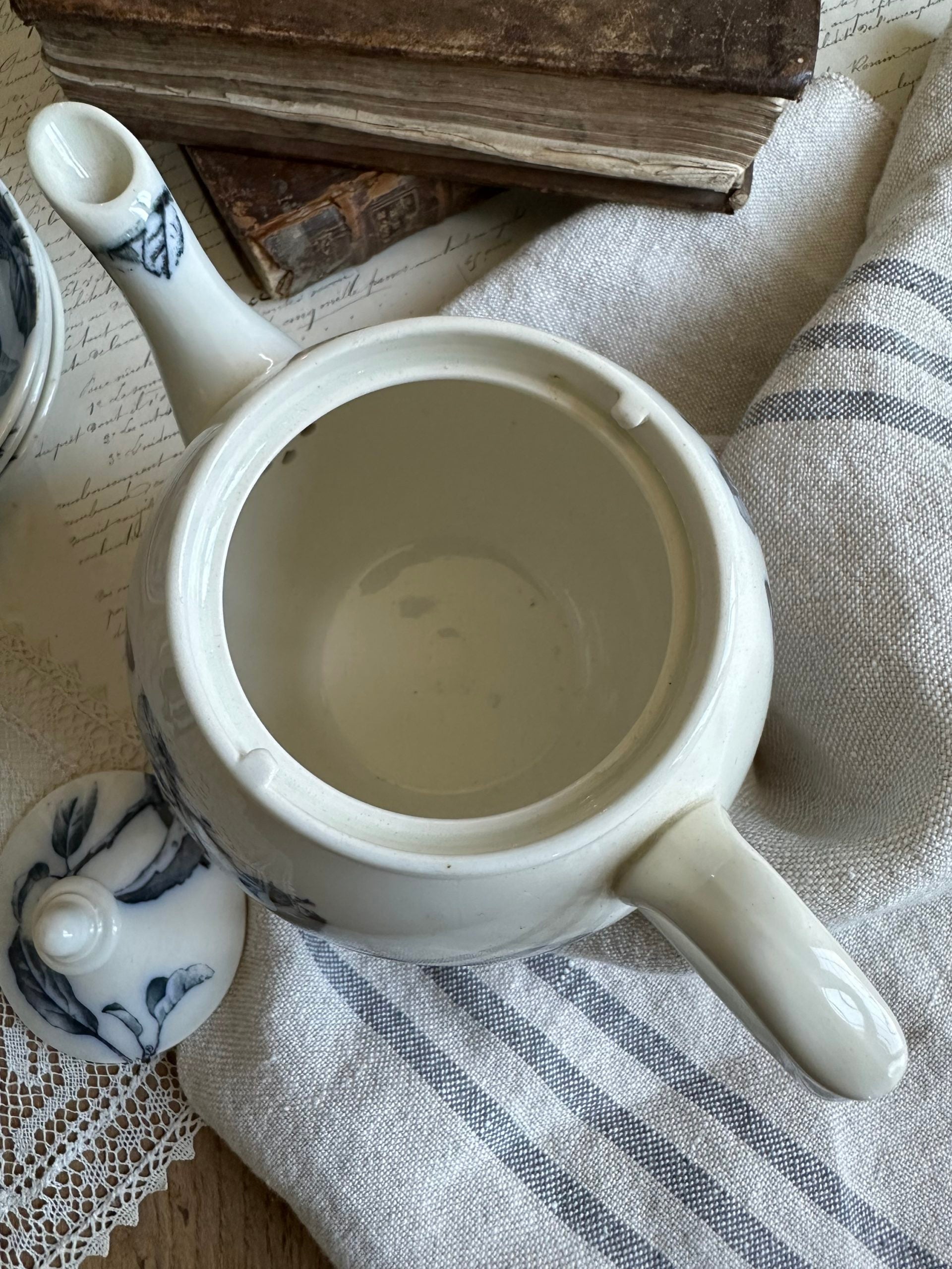Small teapot/coffee pot manufactured by BMW & Co. Brown Westhead Moore, Gainsboro model, 19th century