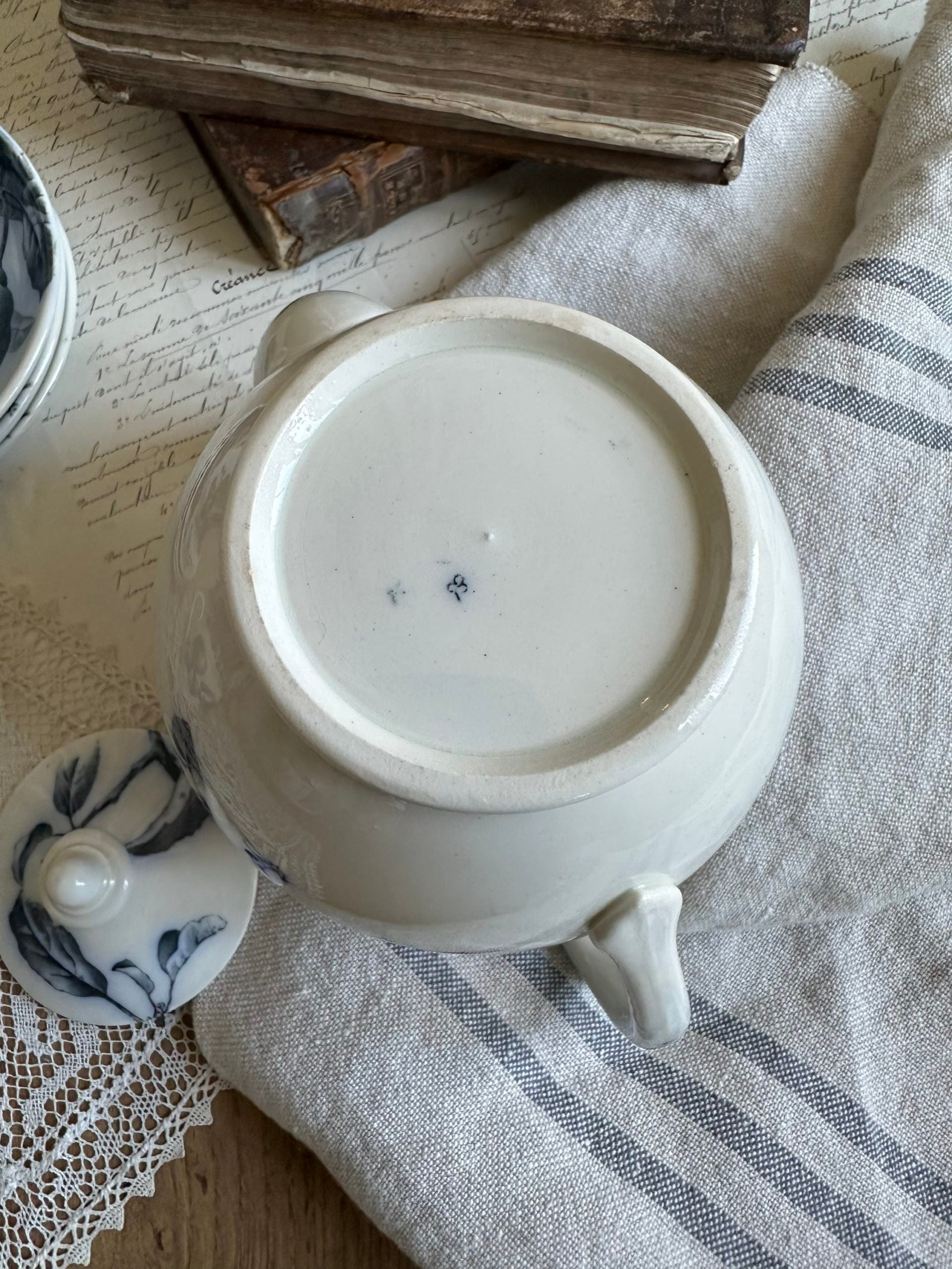 Small teapot/coffee pot manufactured by BMW & Co. Brown Westhead Moore, Gainsboro model, 19th century