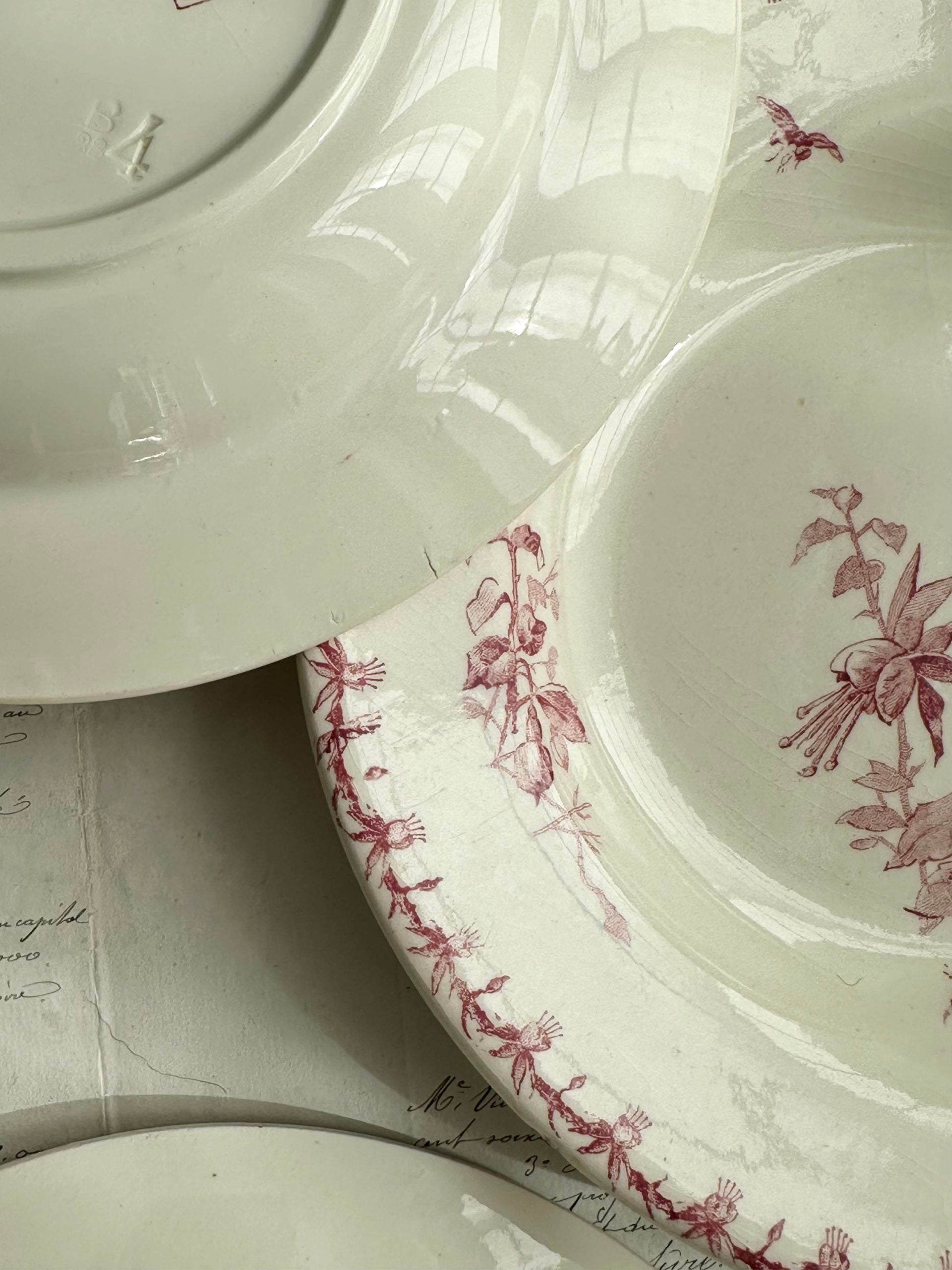 Suite de 6 assiettes creuses, Sarreguemines Favori et Gien Fushia