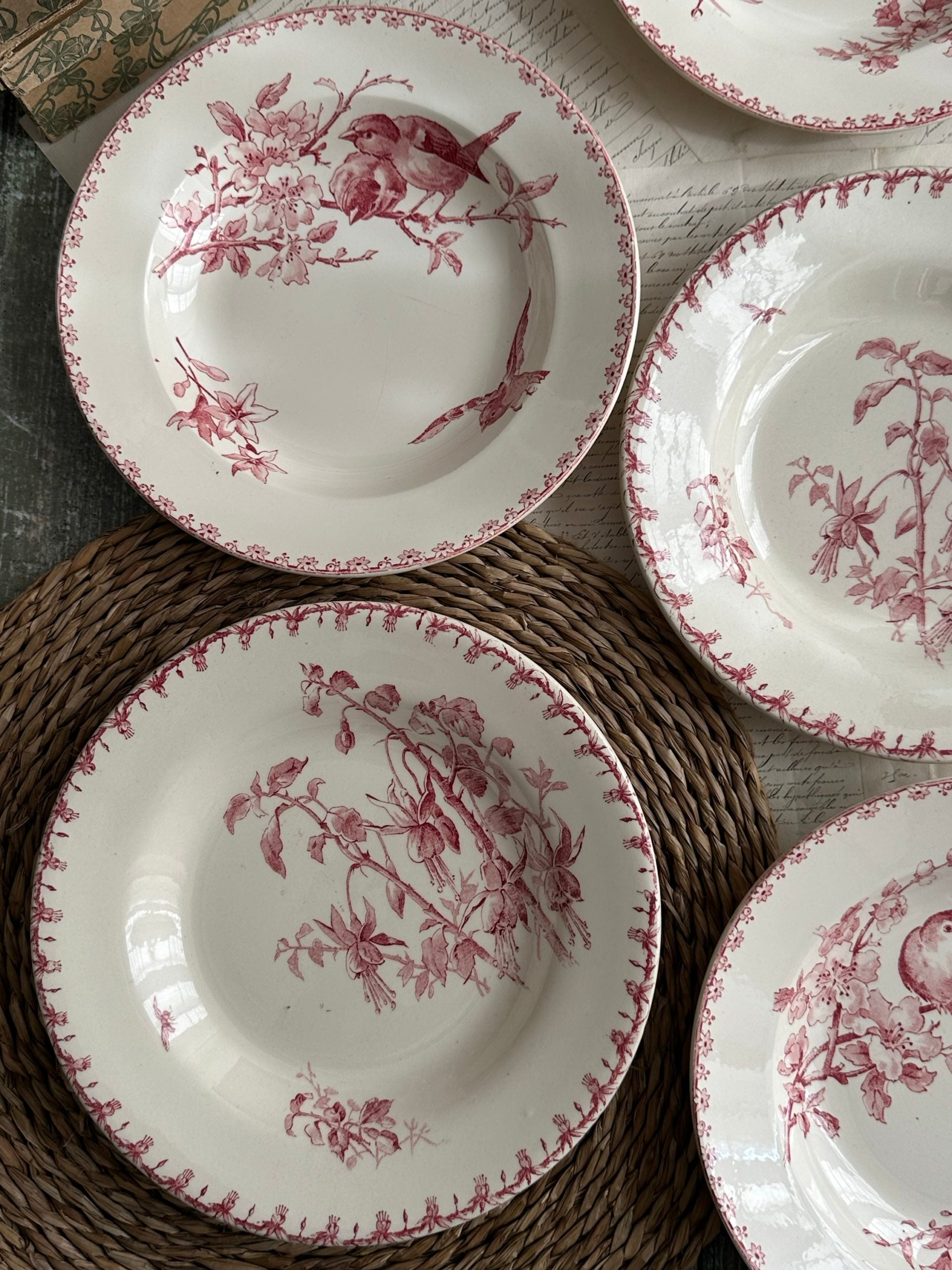 Suite de 6 assiettes creuses, Sarreguemines Favori et Gien Fushia