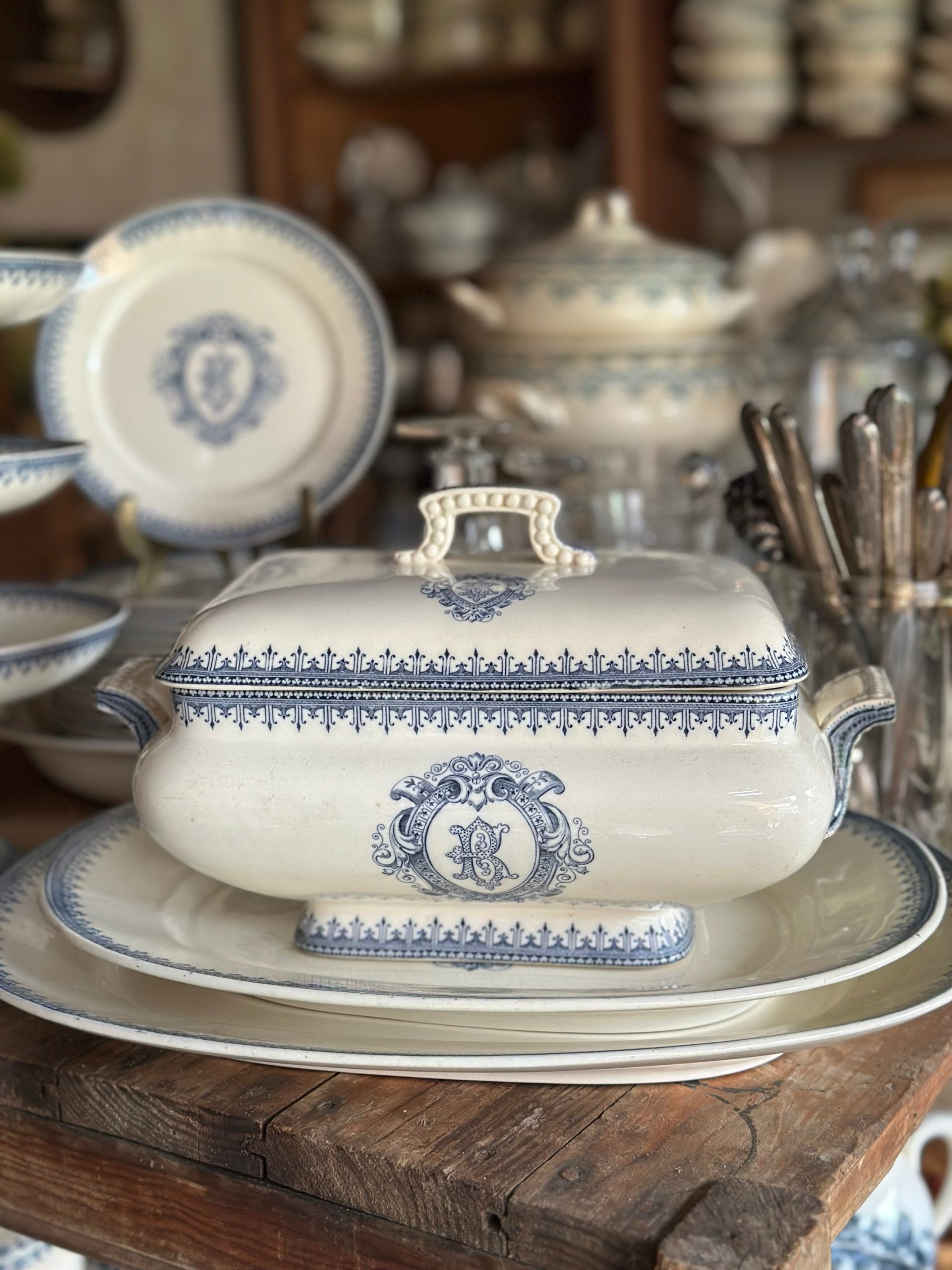 Reservé - Soupière rectangulaire BFK, soupière terre de fer Vermont, bas légumier BWM &amp; Co, saucier Choisy le roi et 6 assiettes plates dépareillées