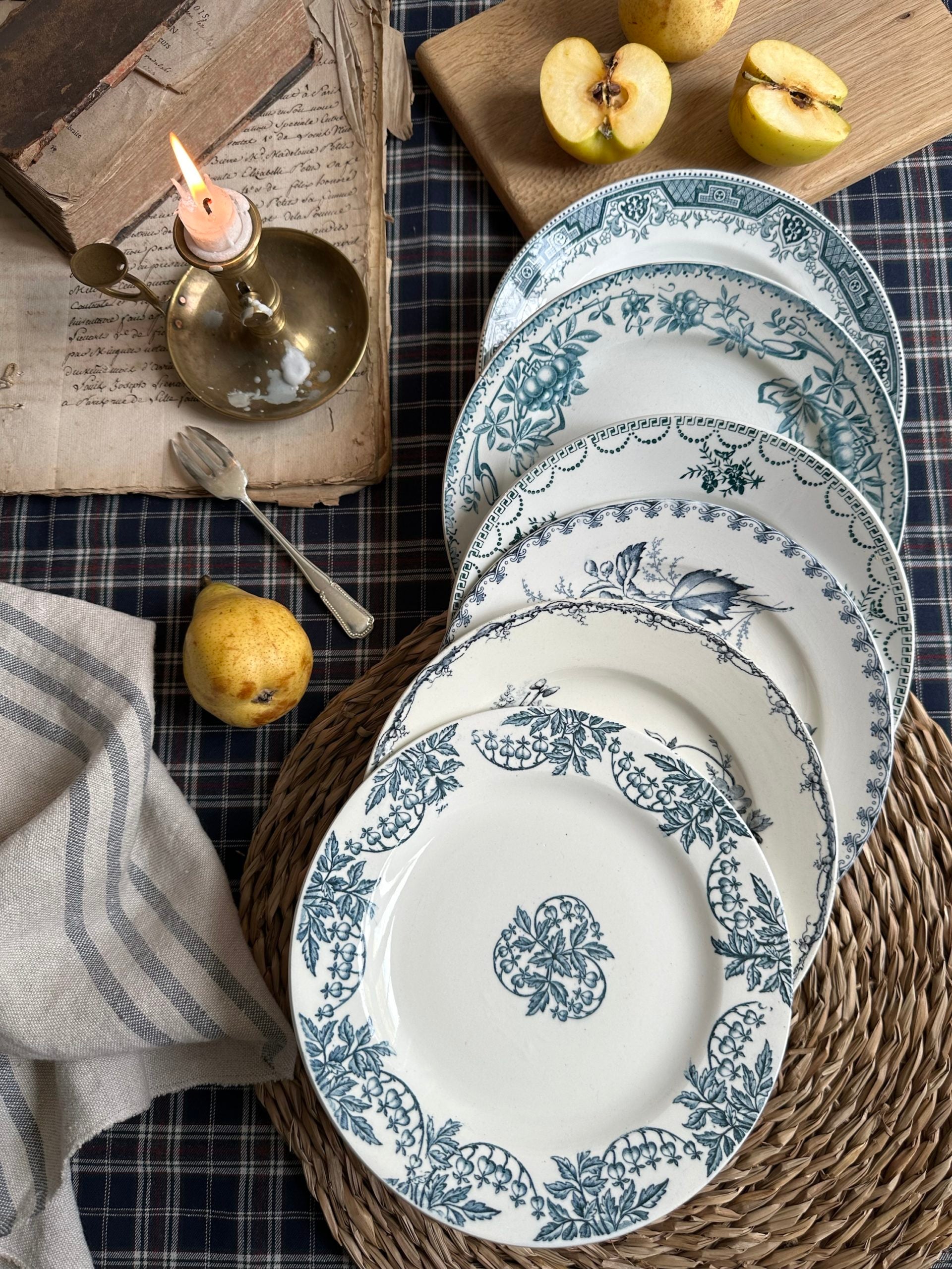 III. Suite de 6 assiettes à dessert, dépareillées