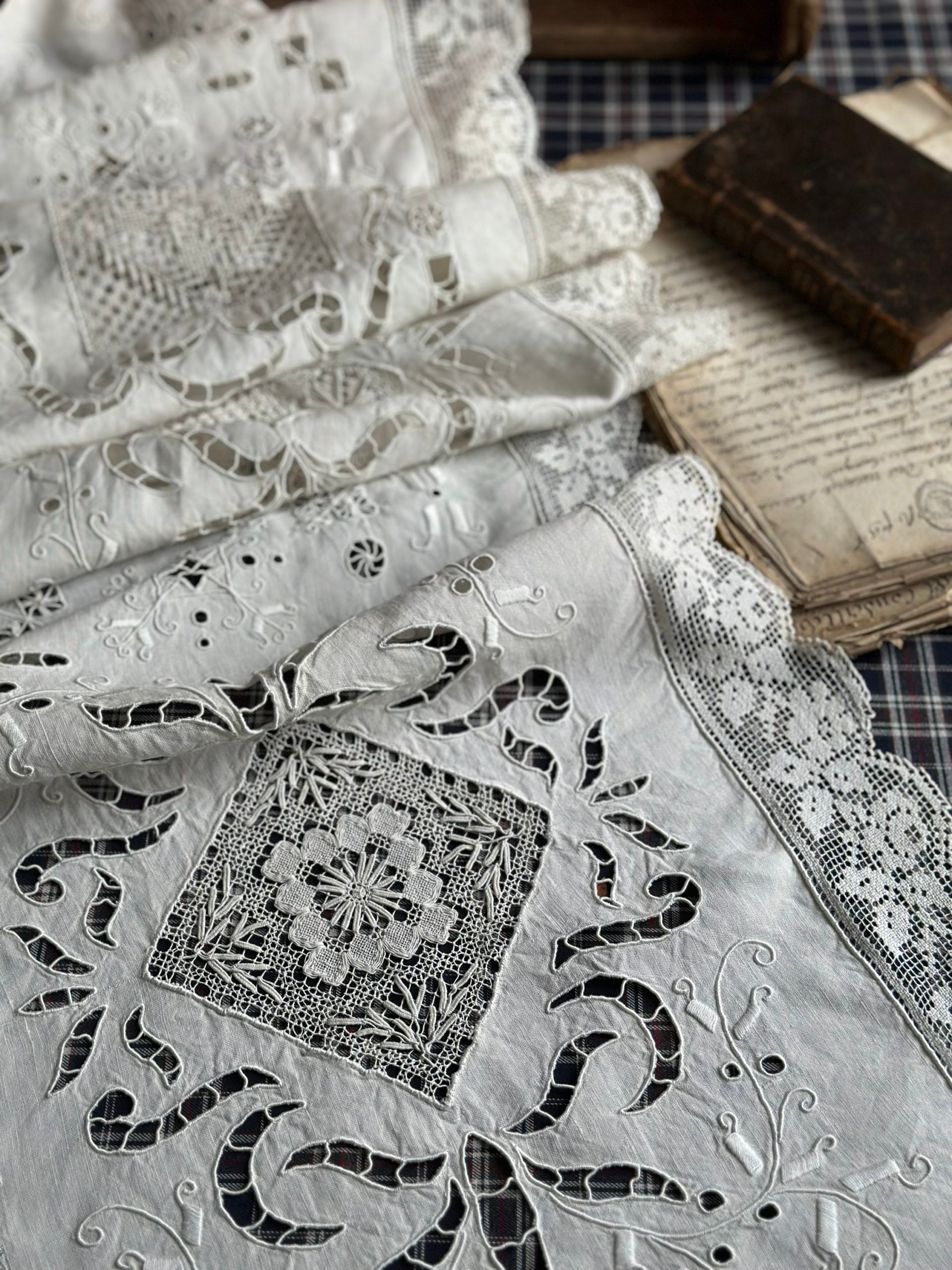 Exceptionnelle pièce brodée ancienne de 2m20