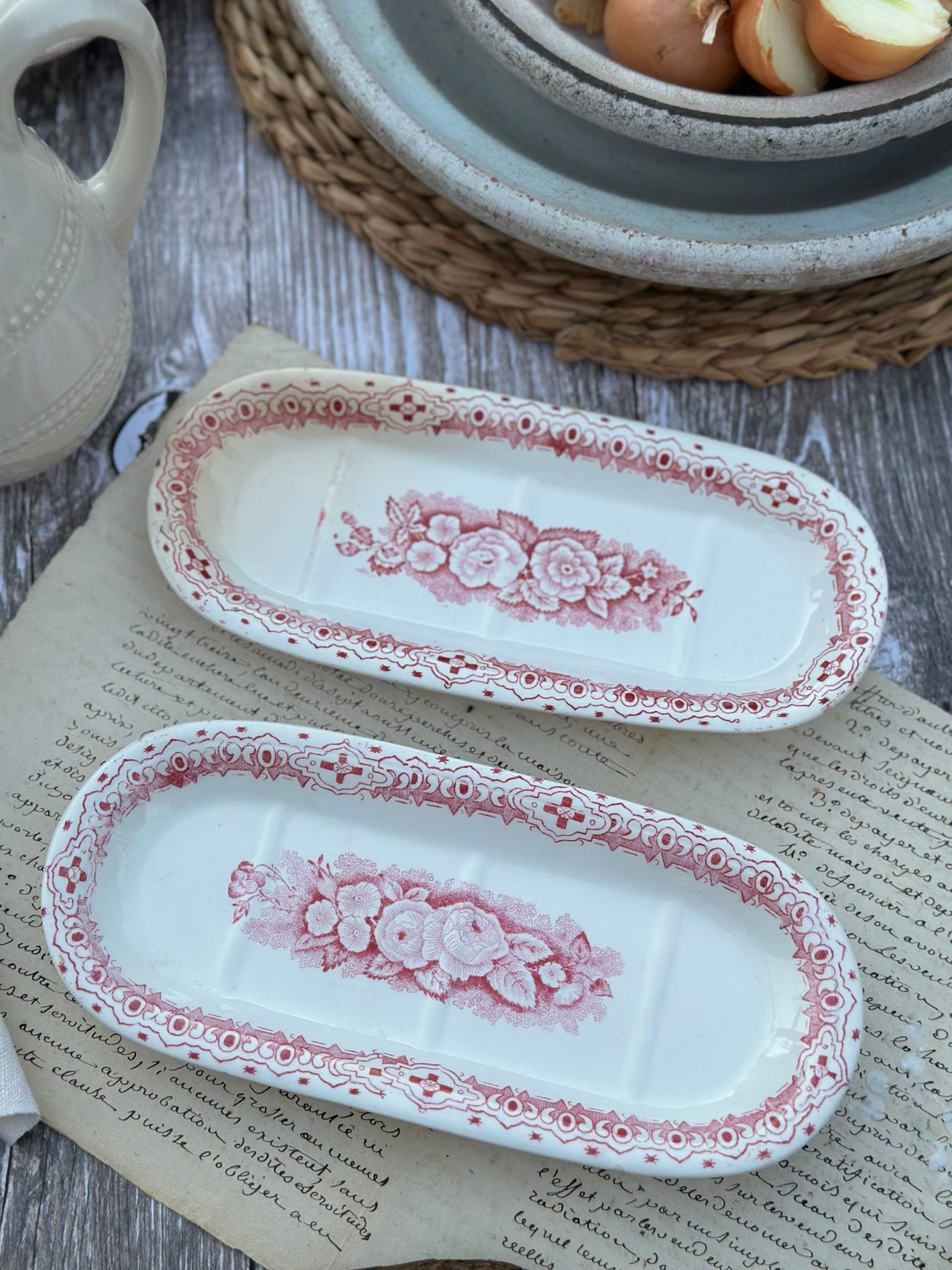 Jardinière-style comb holder