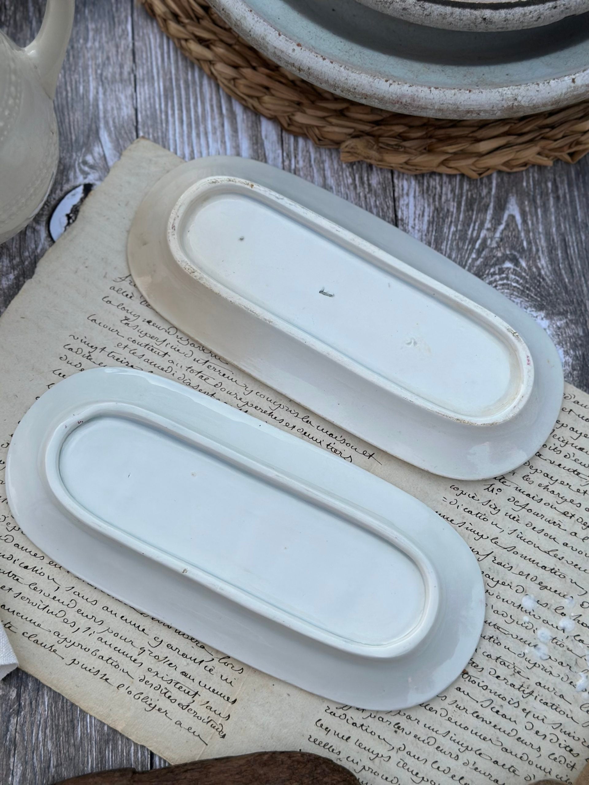 Jardinière-style comb holder