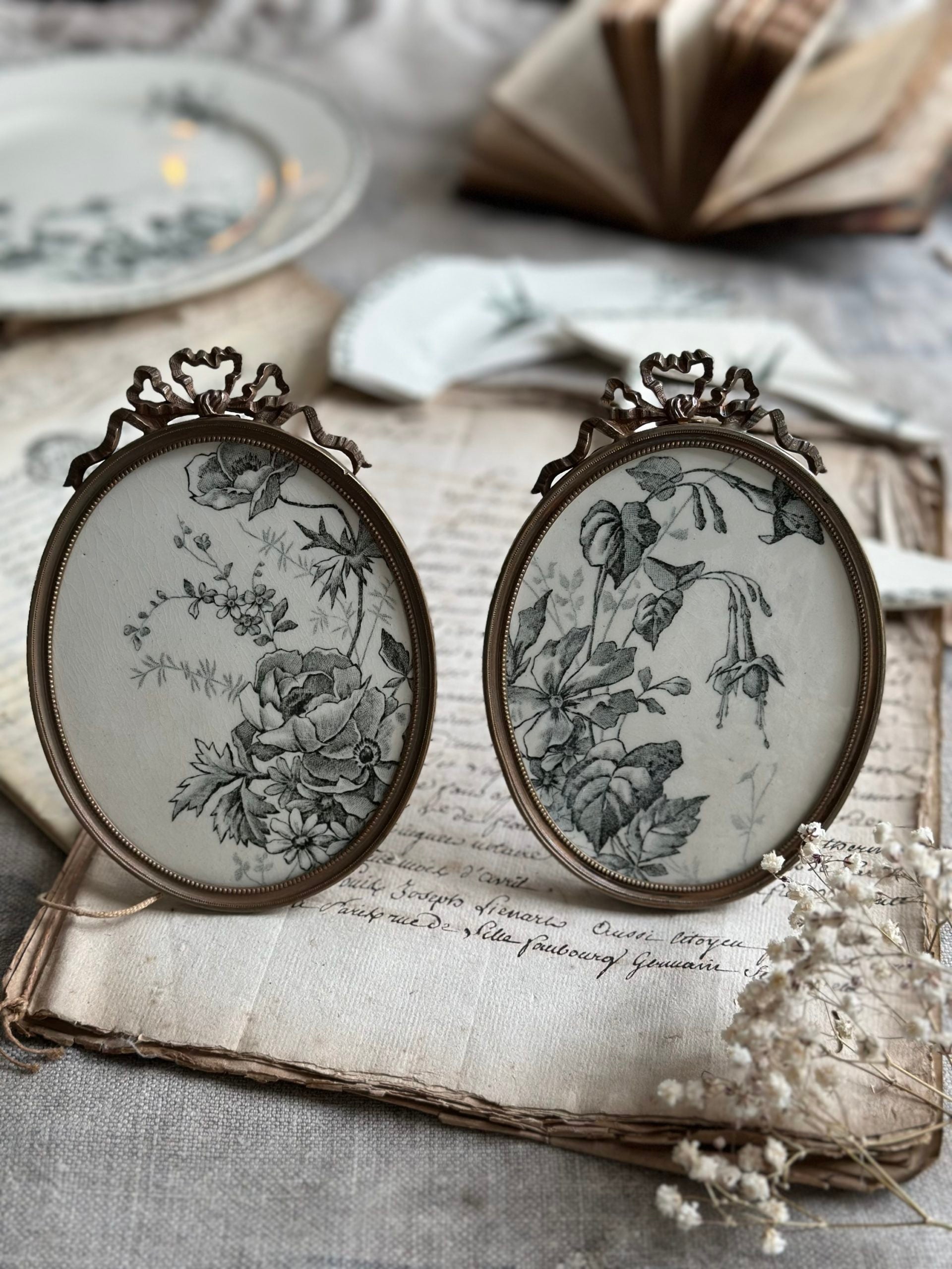 Cadre ancien ovale en bronze et terre de fer Choisy le Roi