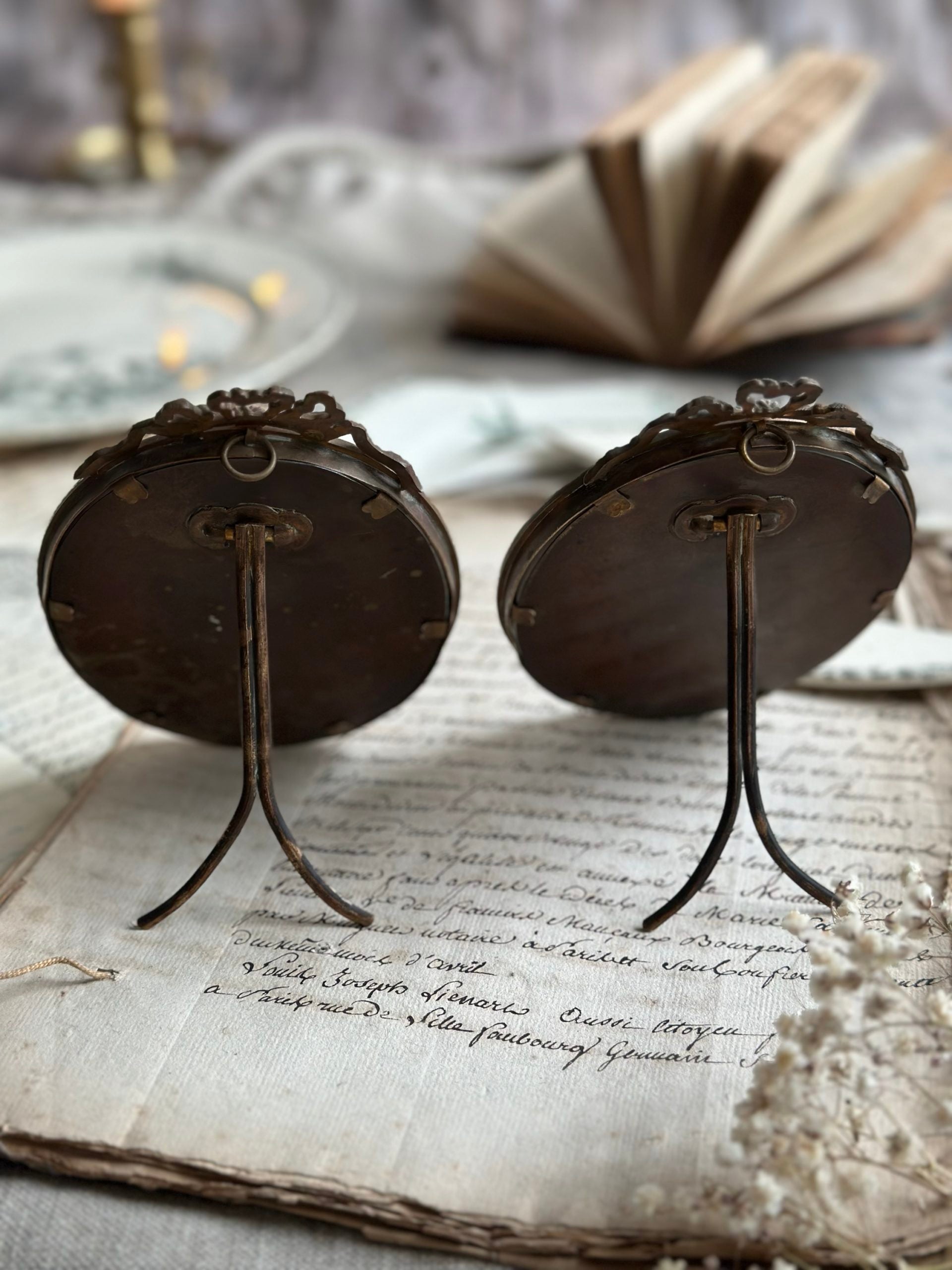 Cadre ancien ovale en bronze et terre de fer Choisy le Roi