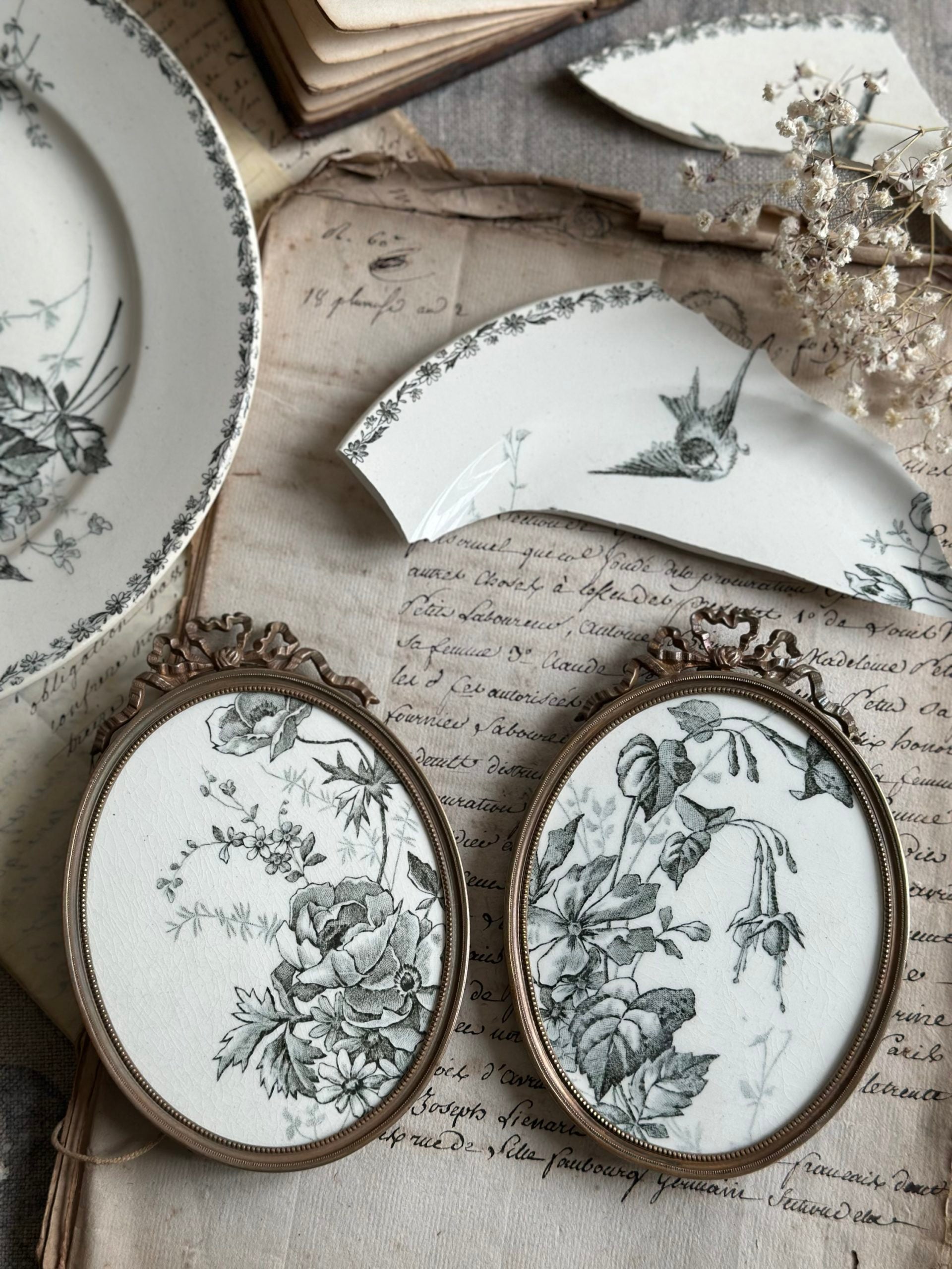 Cadre ancien ovale en bronze et terre de fer Choisy le Roi