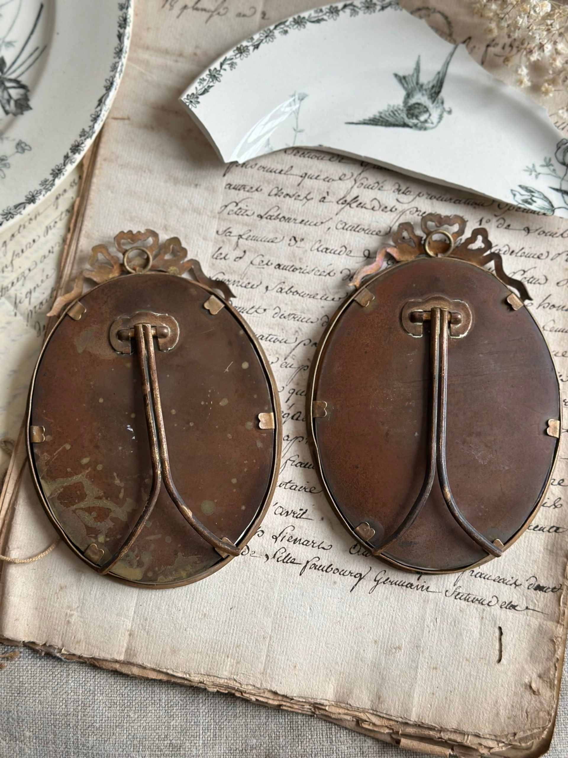 Cadre ancien ovale en bronze et terre de fer Choisy le Roi