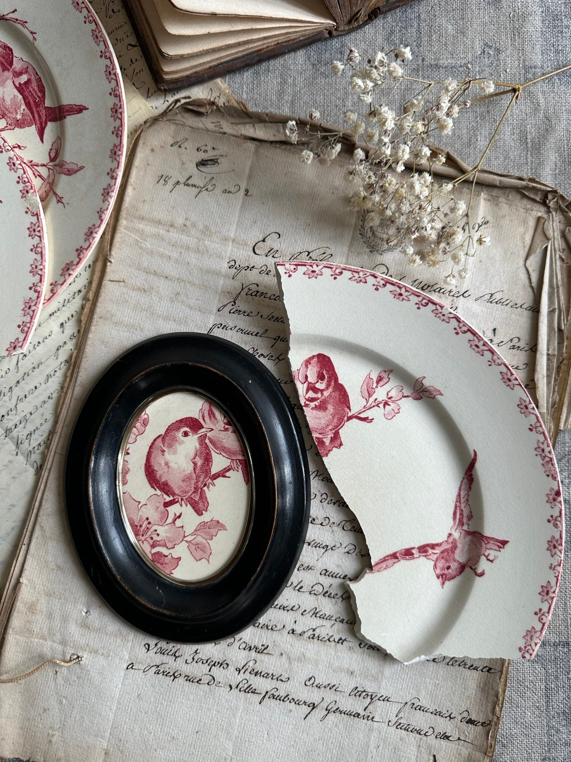 Cadre ancien en bois noirci, laiton et faïence terre de fer motif Favori Sarreguemines