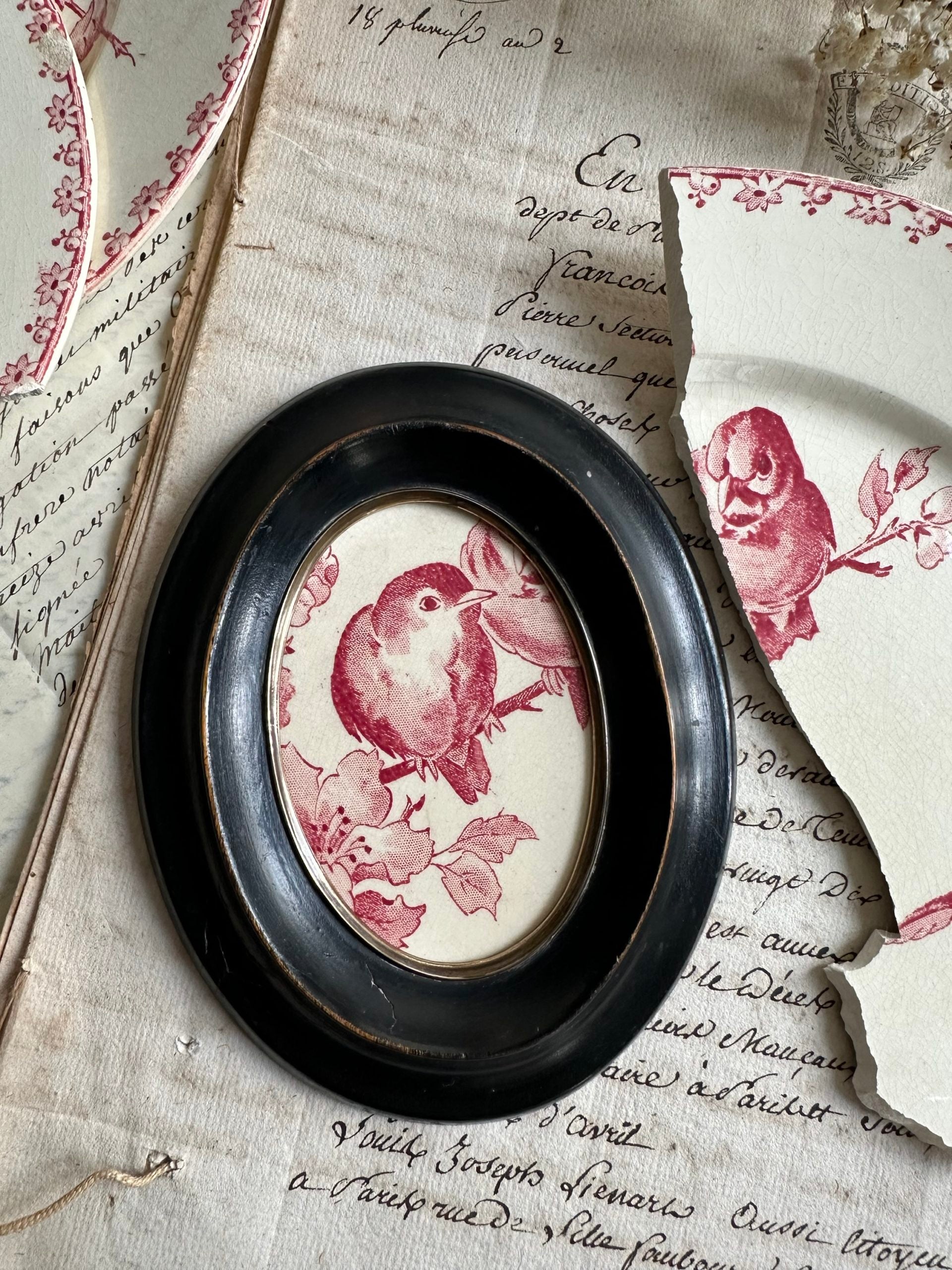 Cadre ancien en bois noirci, laiton et faïence terre de fer motif Favori Sarreguemines