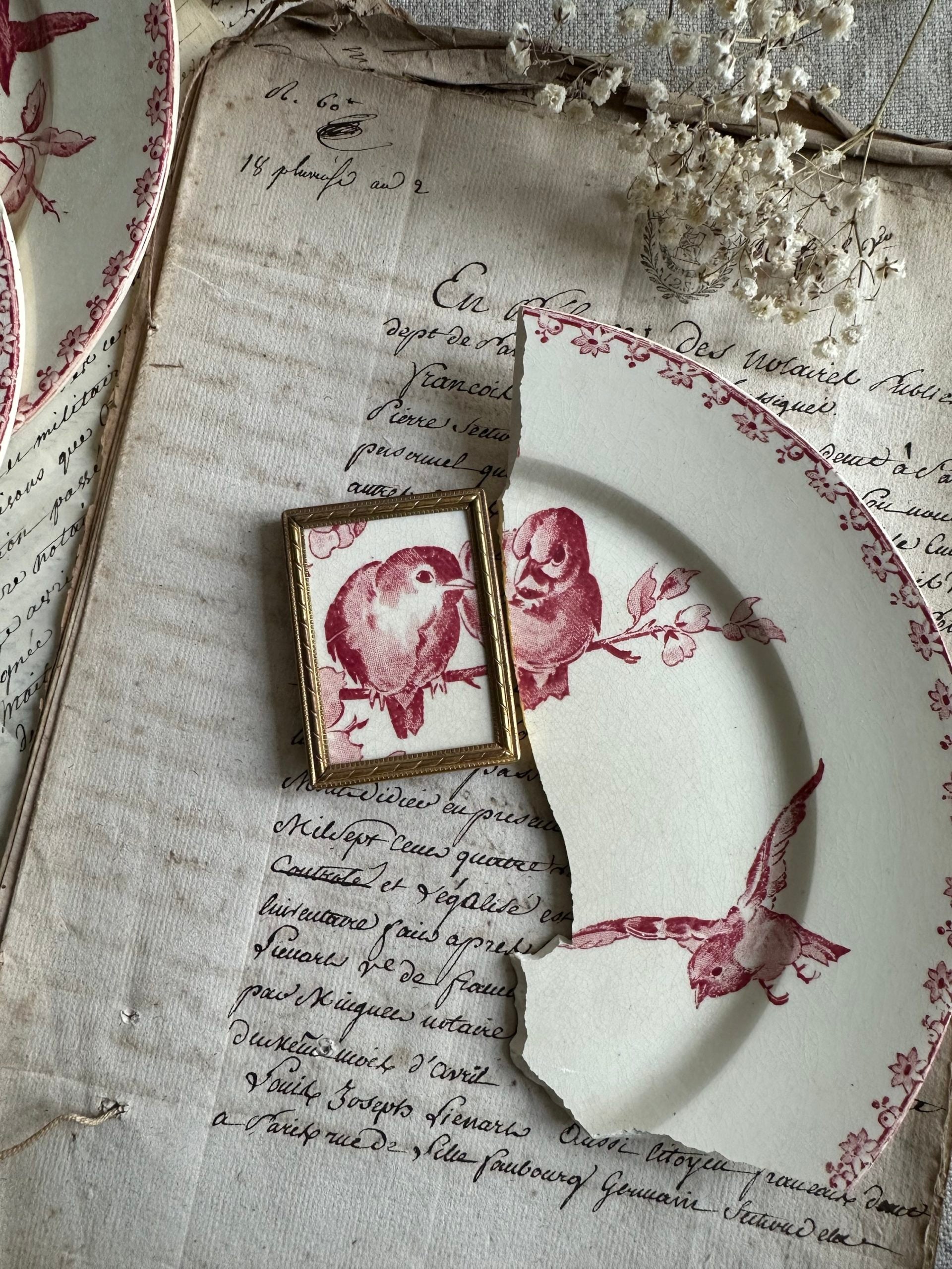 Petit cadre ancien en bronze et motif terre de fer Favori Sarreguemines