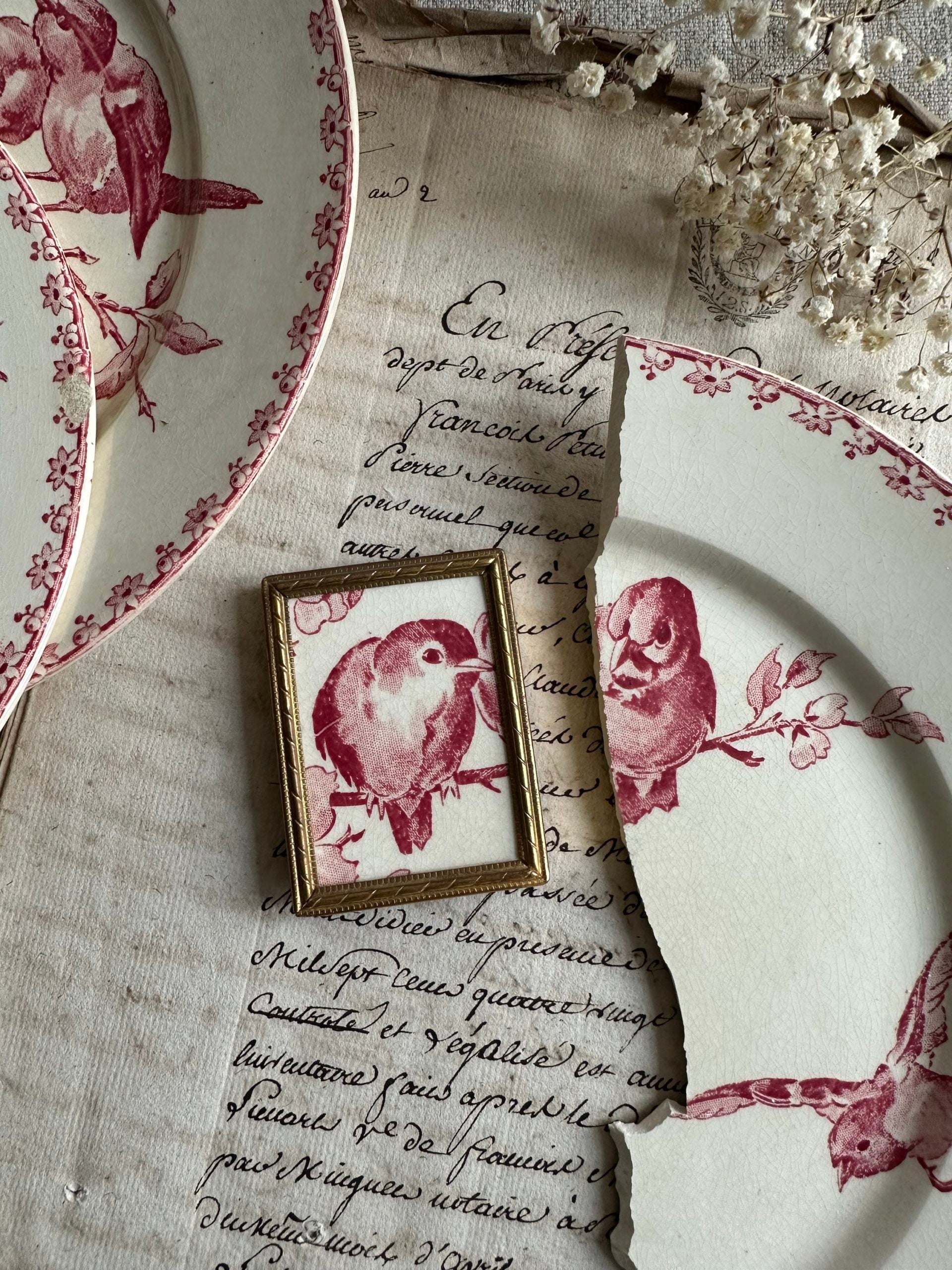 Petit cadre ancien en bronze et motif terre de fer Favori Sarreguemines