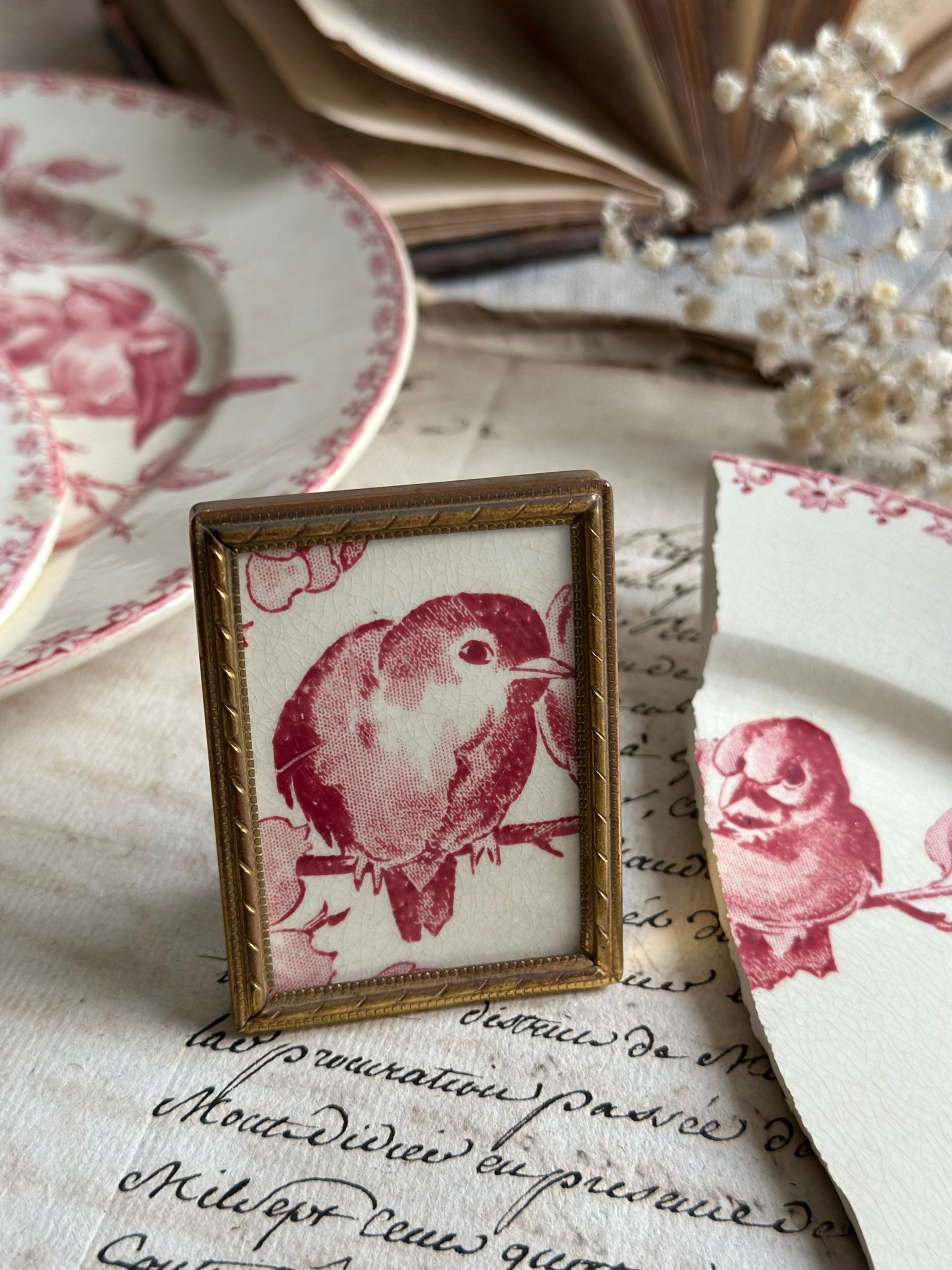 Petit cadre ancien en bronze et motif terre de fer Favori Sarreguemines