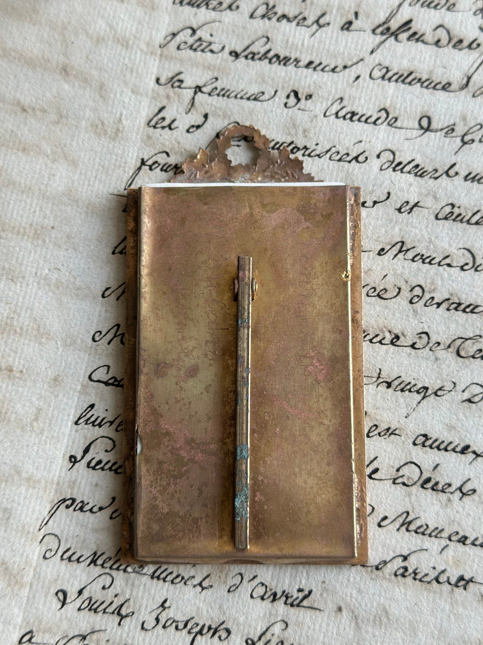 Petit cadre ancien terre de fer oiseau sur la branche