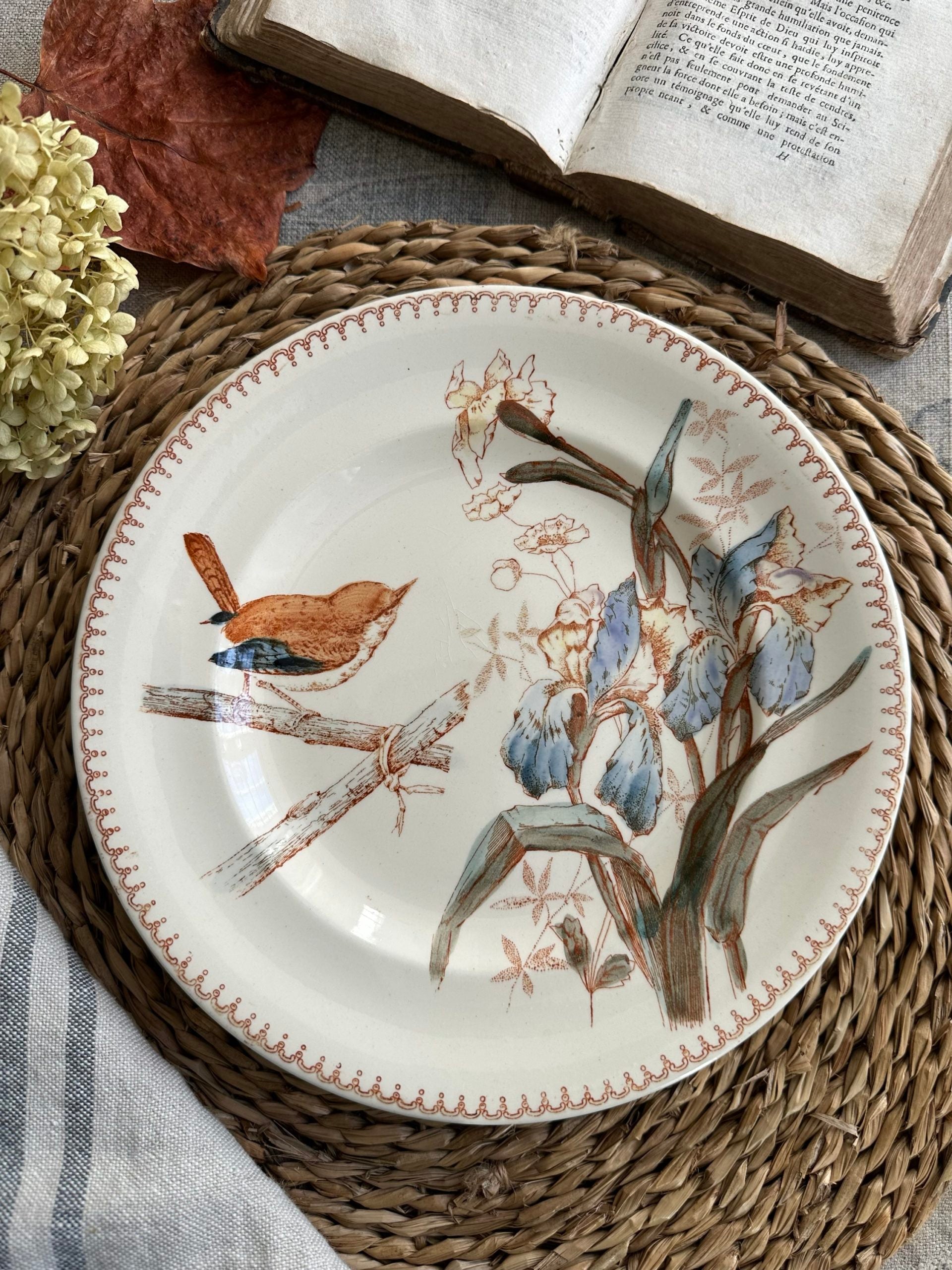 II. Assiette plate polychrome Longwy, Oiseau Iris