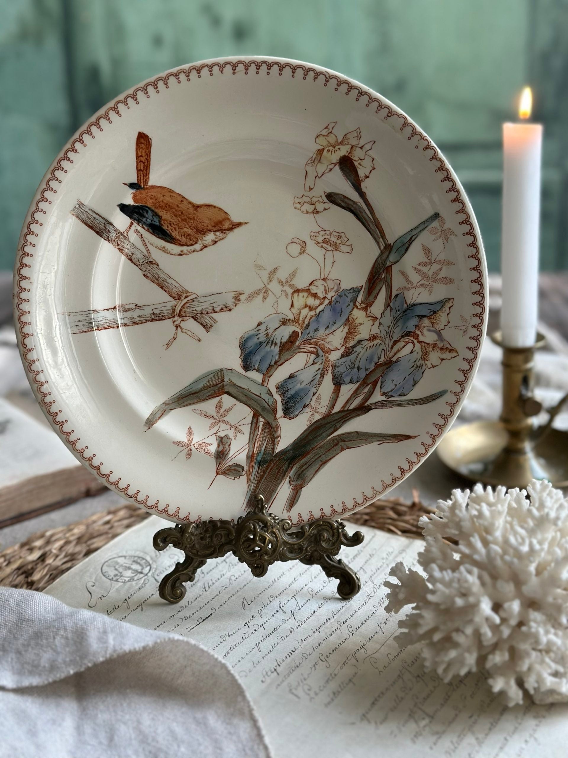 II. Assiette plate polychrome Longwy, Oiseau Iris