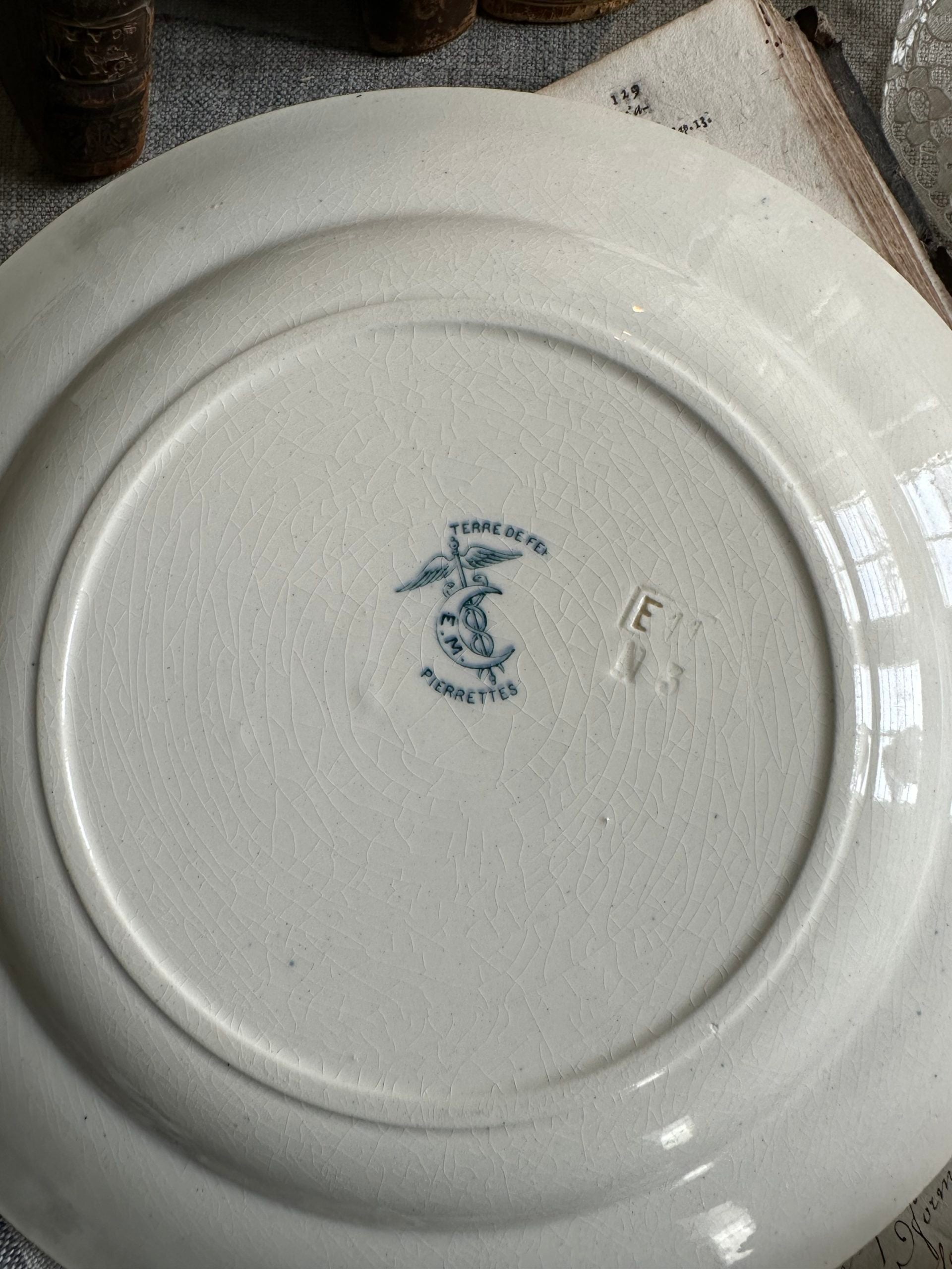 Assiette plate terre de fer E. M.Cie modèle Pierrettes