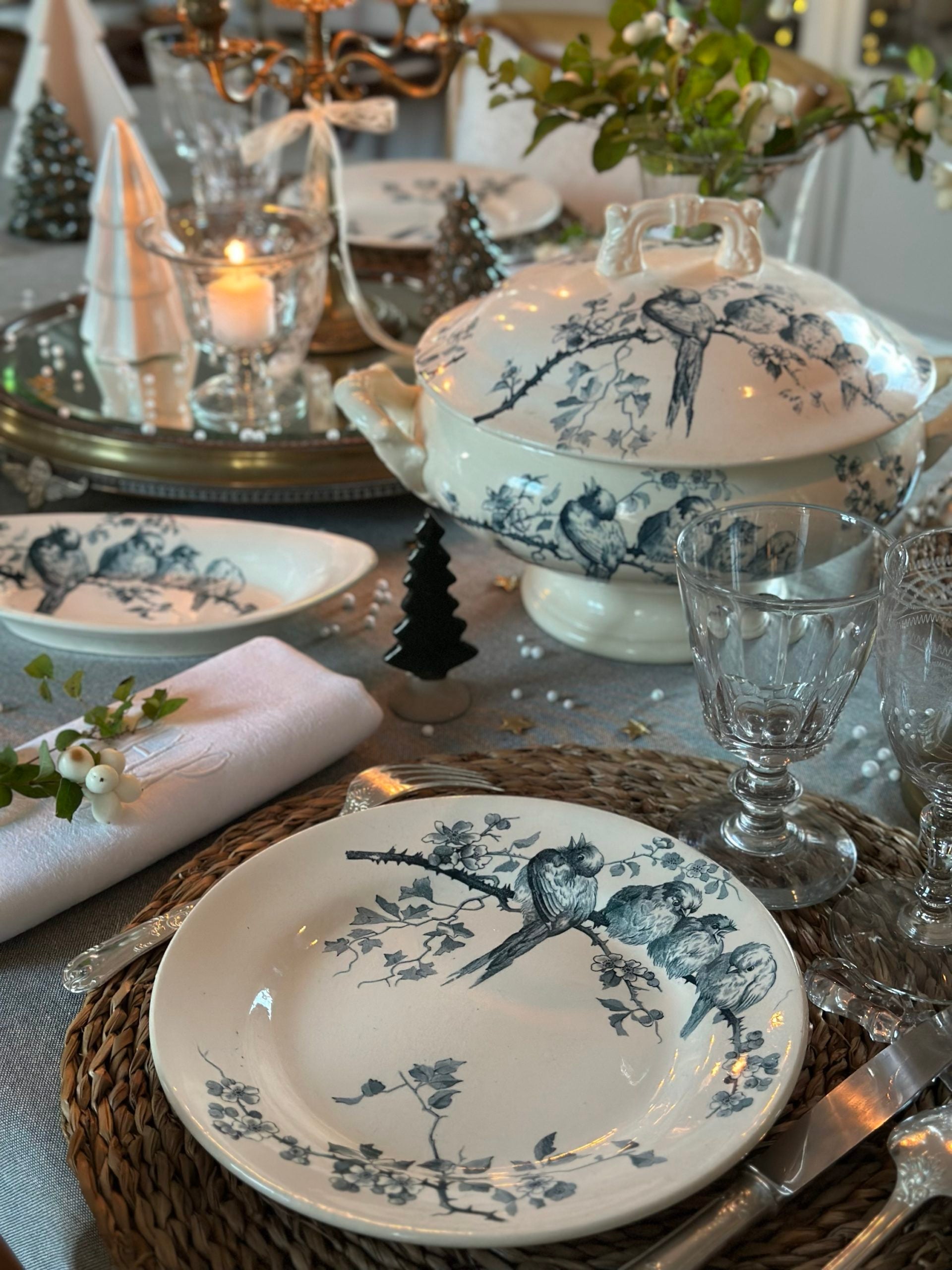 Assiette plate terre de fer E. M.Cie modèle Pierrettes