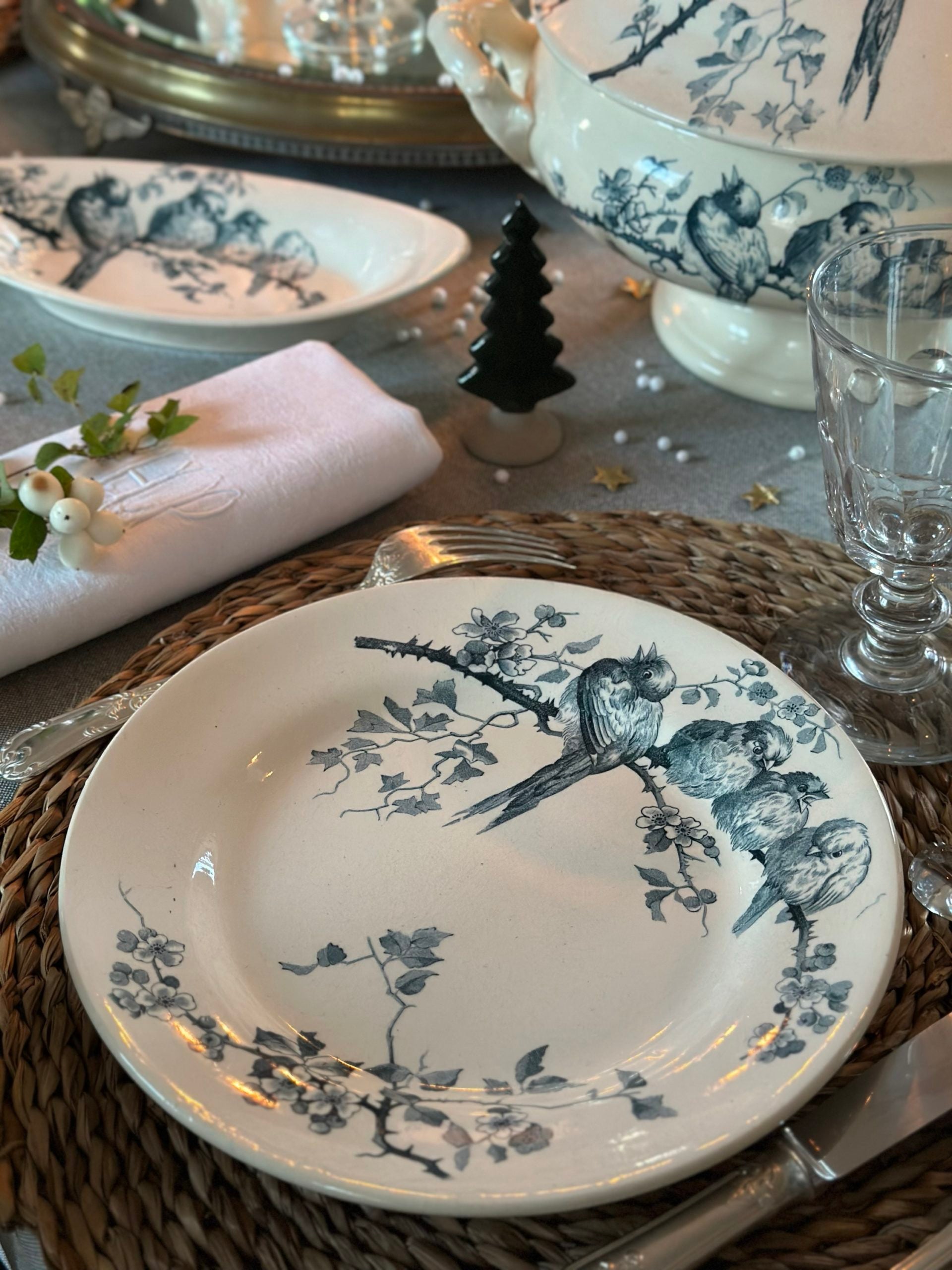 Assiette plate terre de fer E. M.Cie modèle Pierrettes