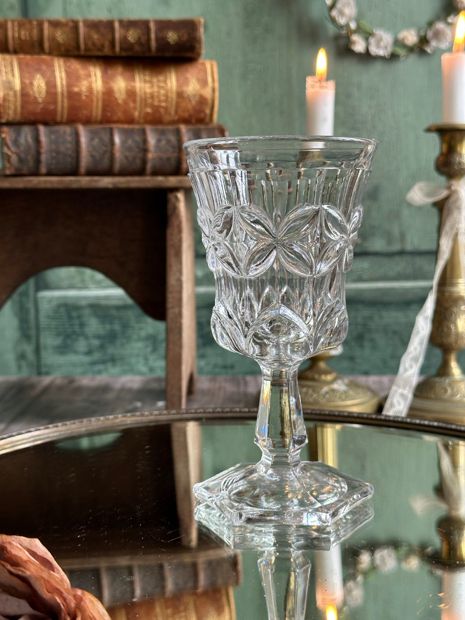 Grand verre en cristal moulé, Charles X