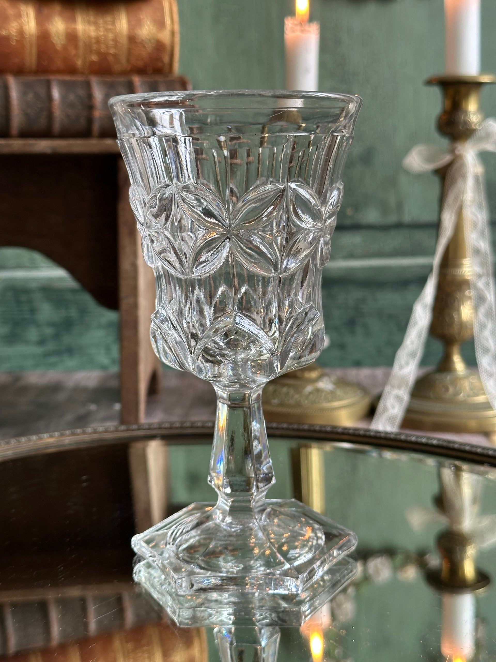 Grand verre en cristal moulé, Charles X