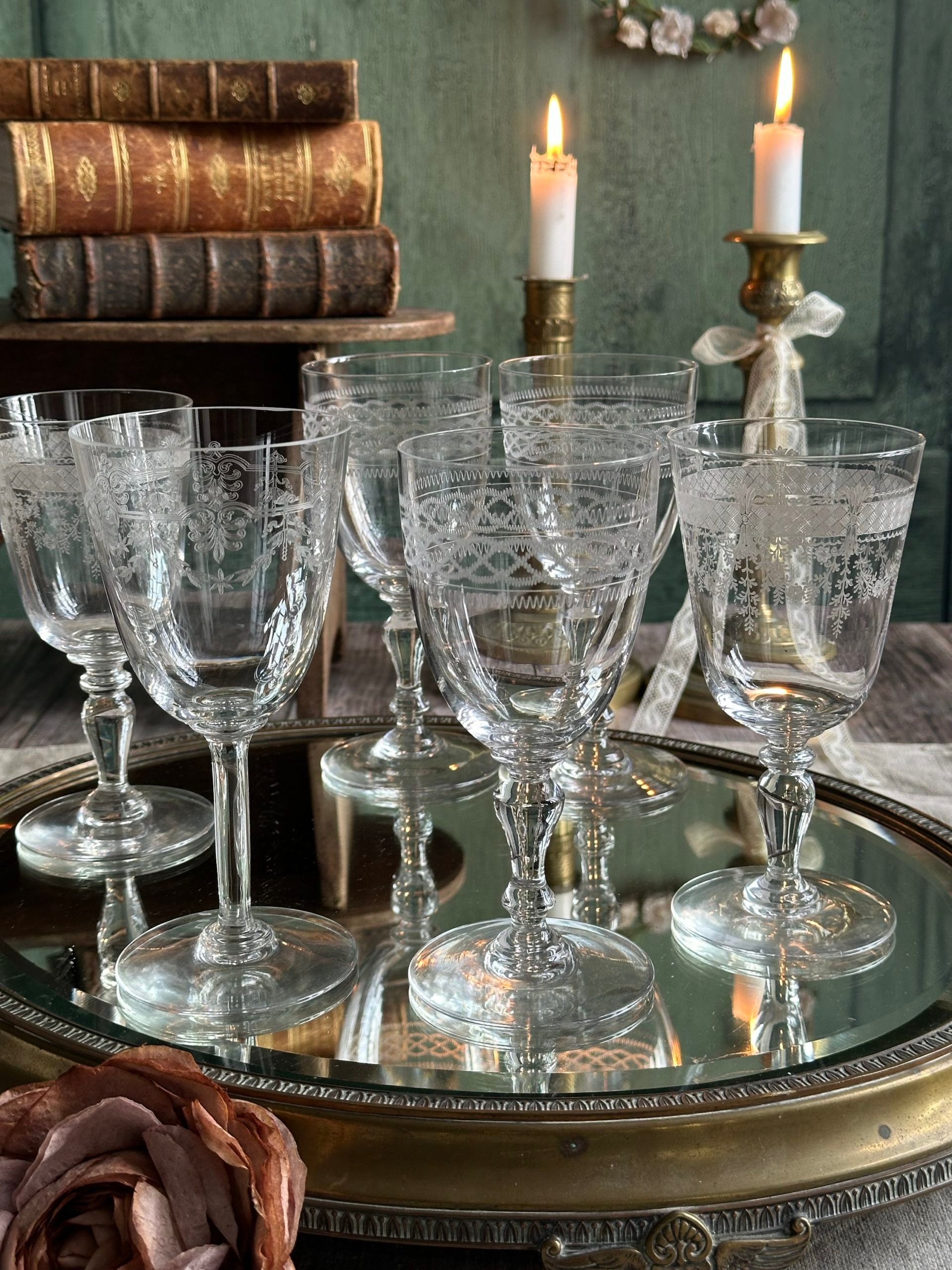 Suite de 6 verres anciens à vin rouge en cristal gravé St Louis, Baccarat
