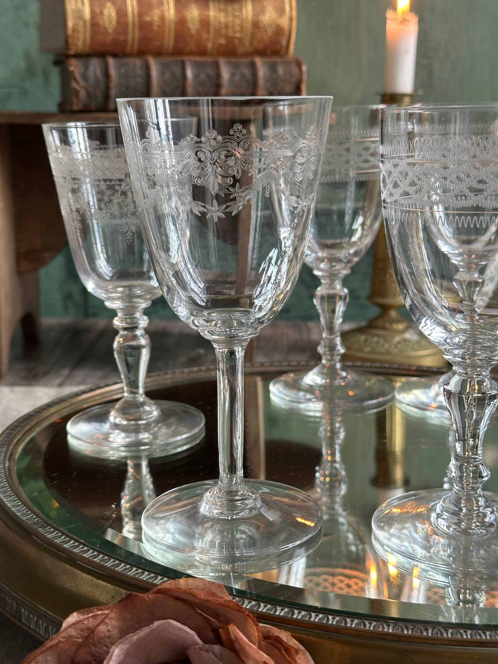 Suite de 6 verres anciens à vin rouge en cristal gravé St Louis, Baccarat
