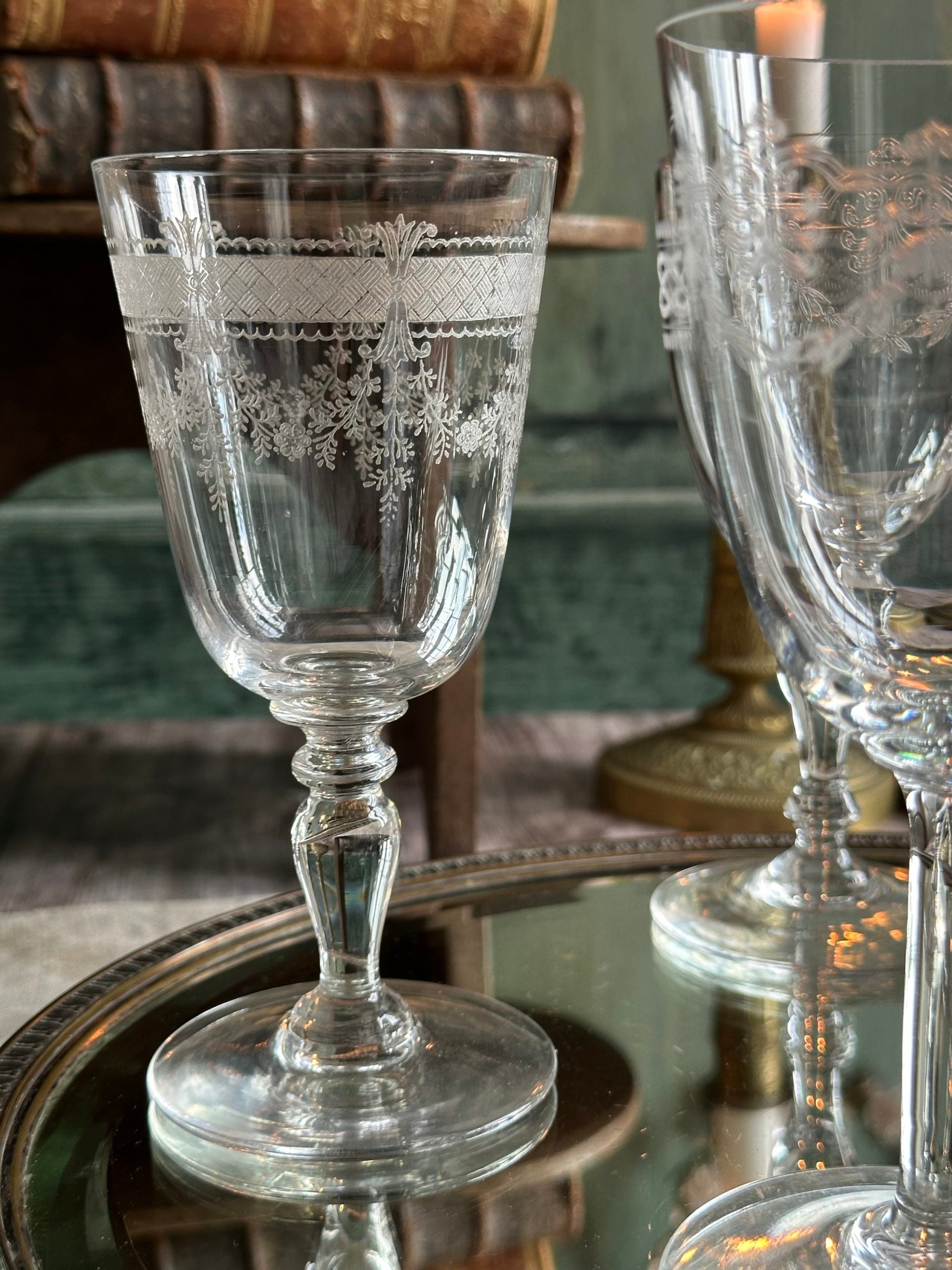 Suite de 6 verres anciens à vin rouge en cristal gravé St Louis, Baccarat