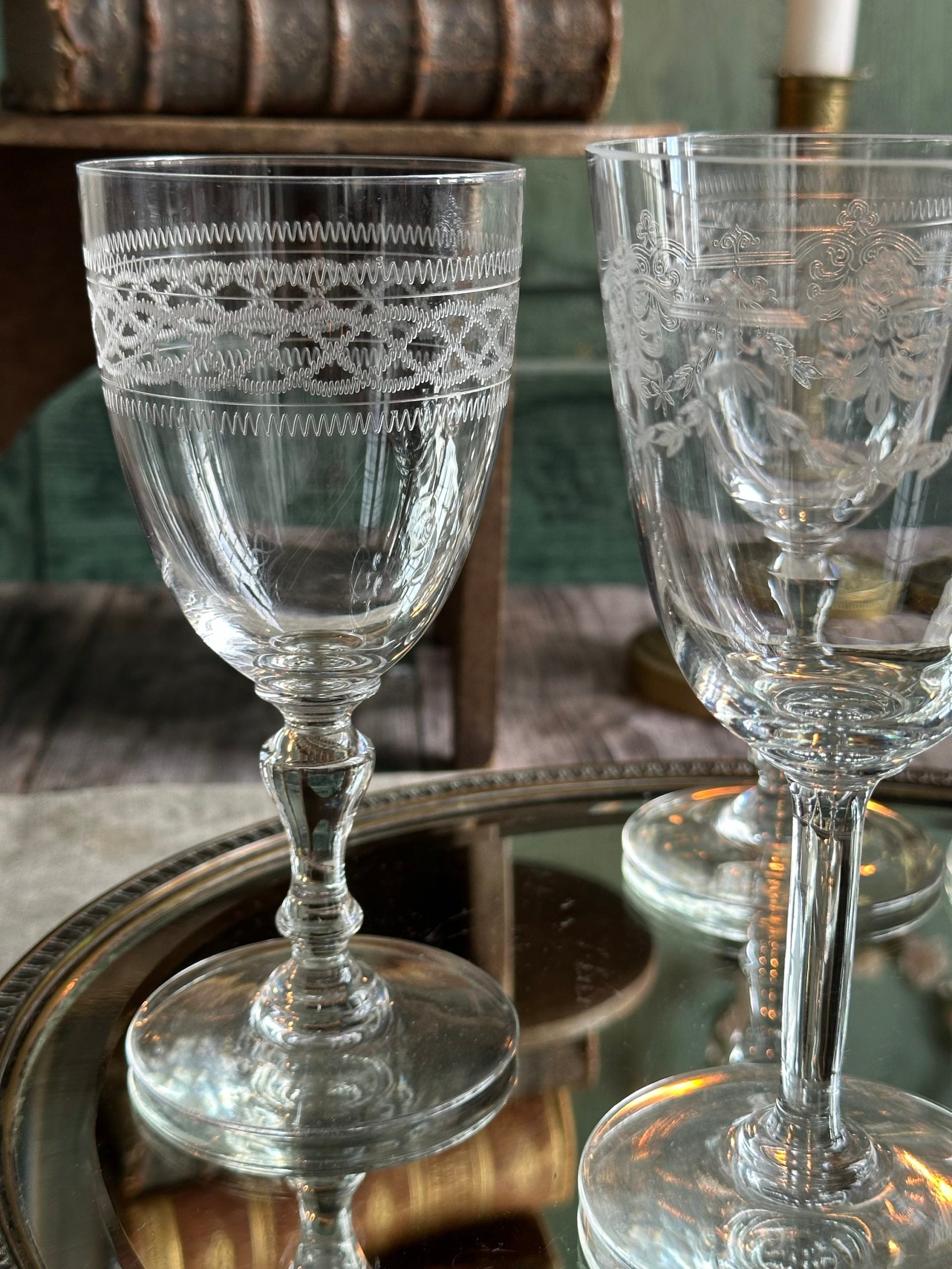 Suite de 6 verres anciens à vin rouge en cristal gravé St Louis, Baccarat