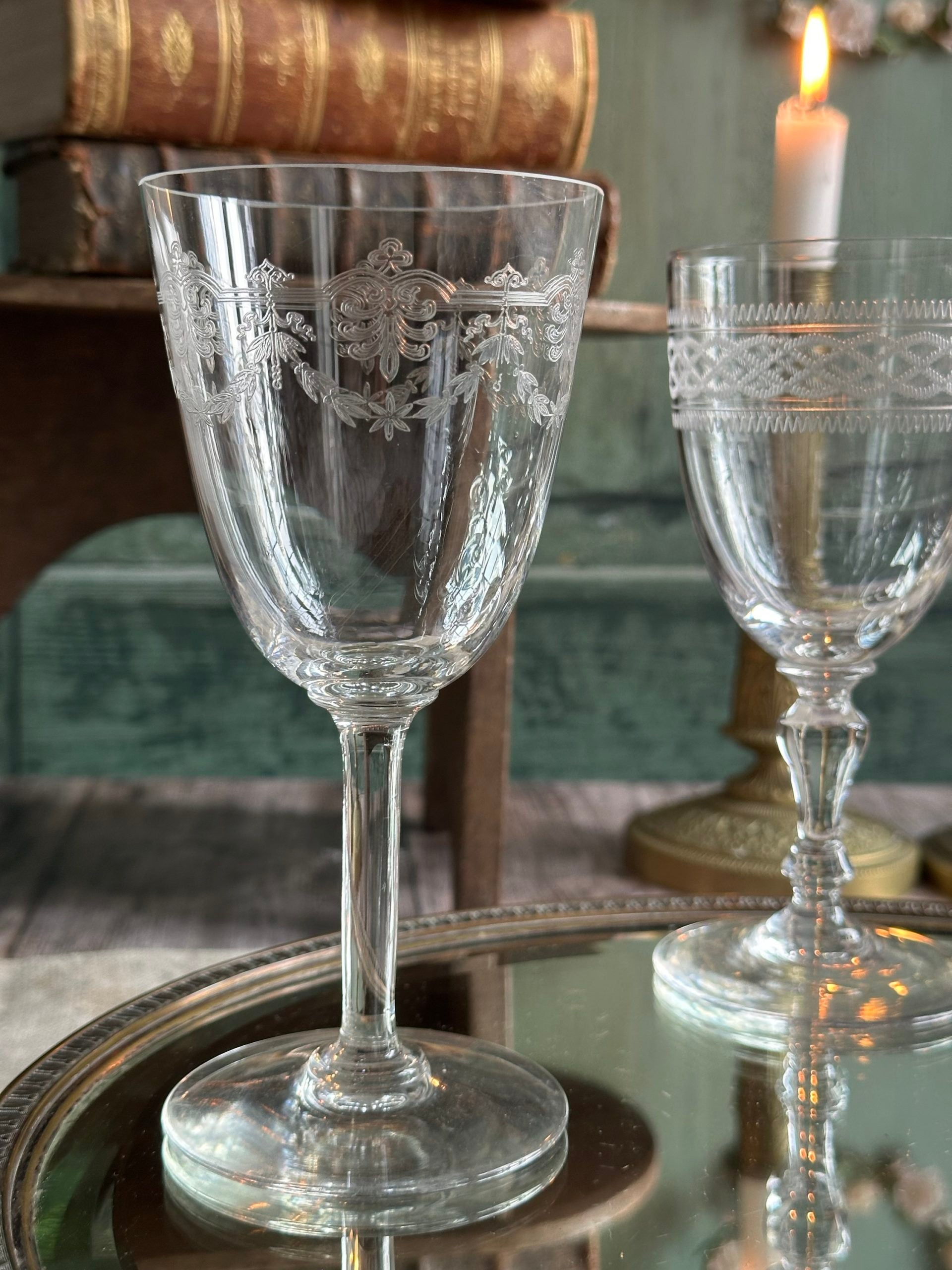 Suite de 6 verres anciens à vin rouge en cristal gravé St Louis, Baccarat