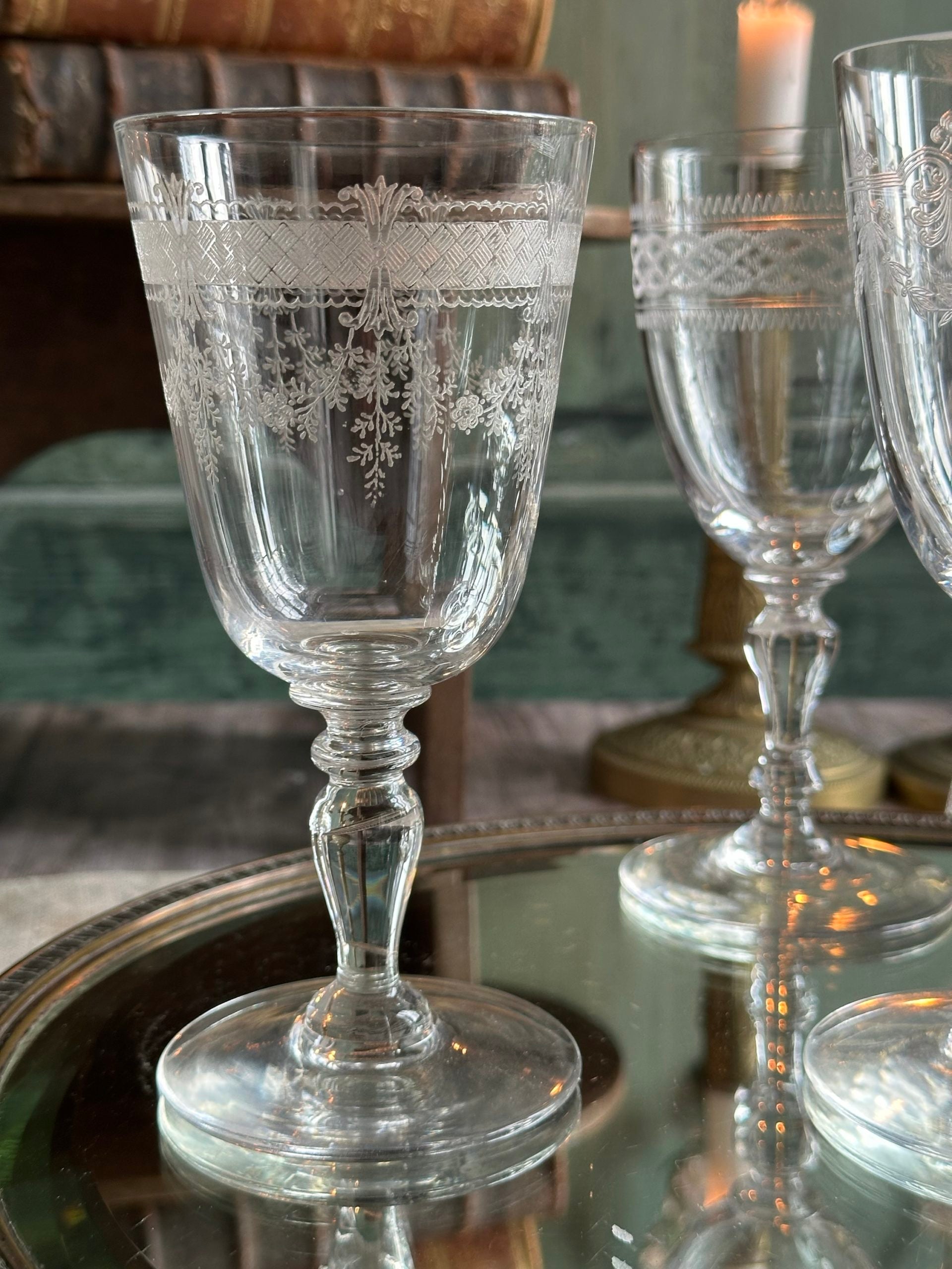 Suite de 6 verres anciens à vin rouge en cristal gravé St Louis, Baccarat