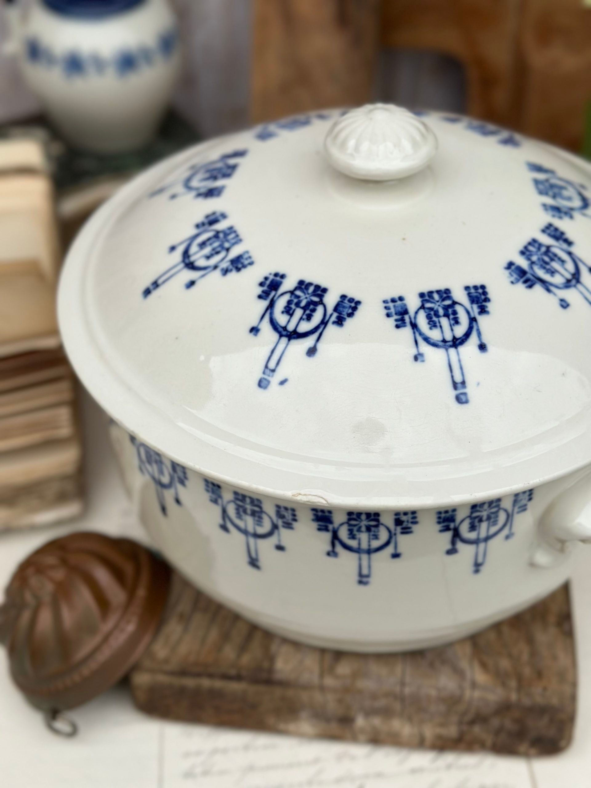Large St Uze tureen