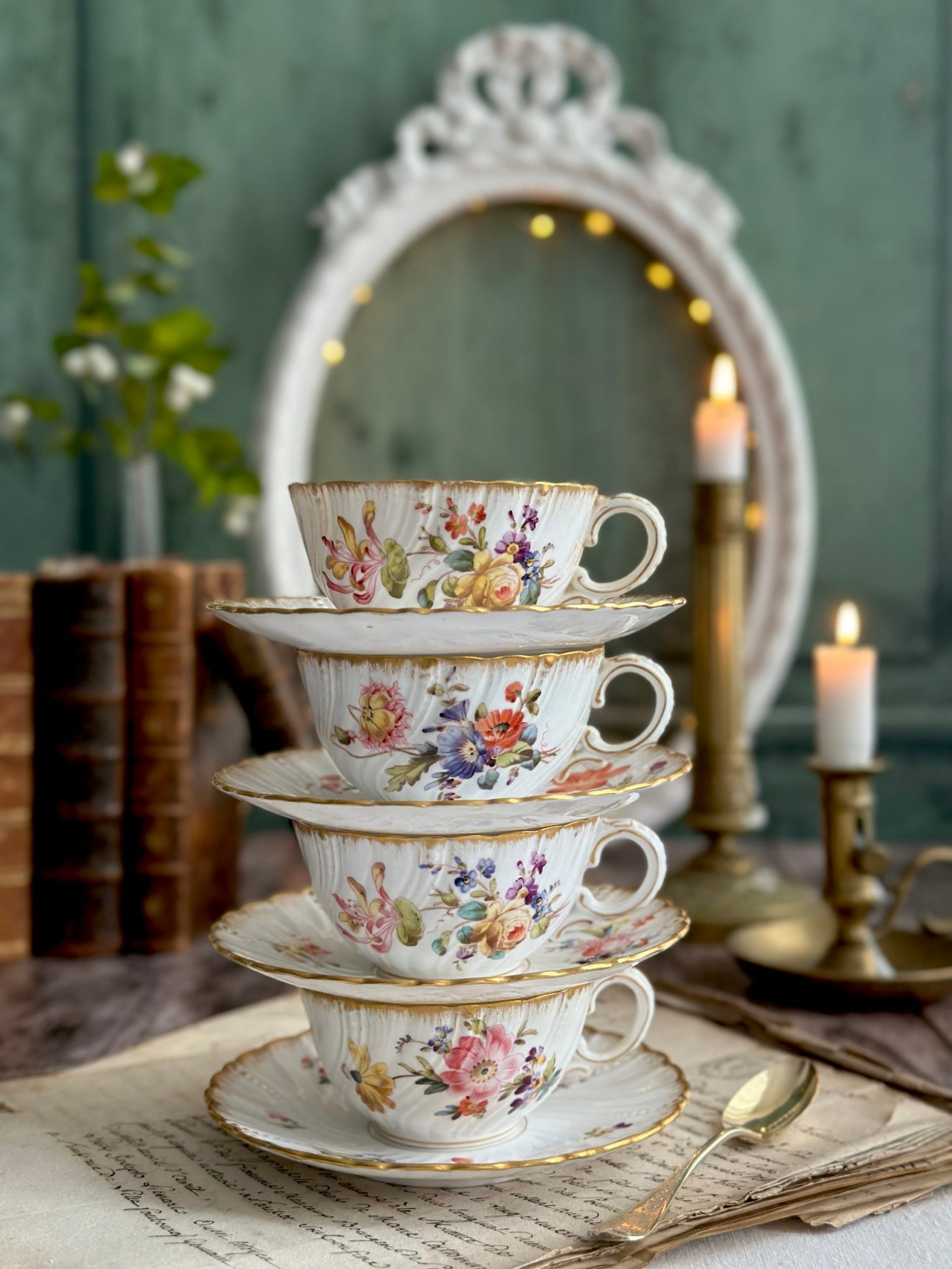 Ensemble de 4 tasses et sous-tasses en porcelaine Sarreguemines, XIXème