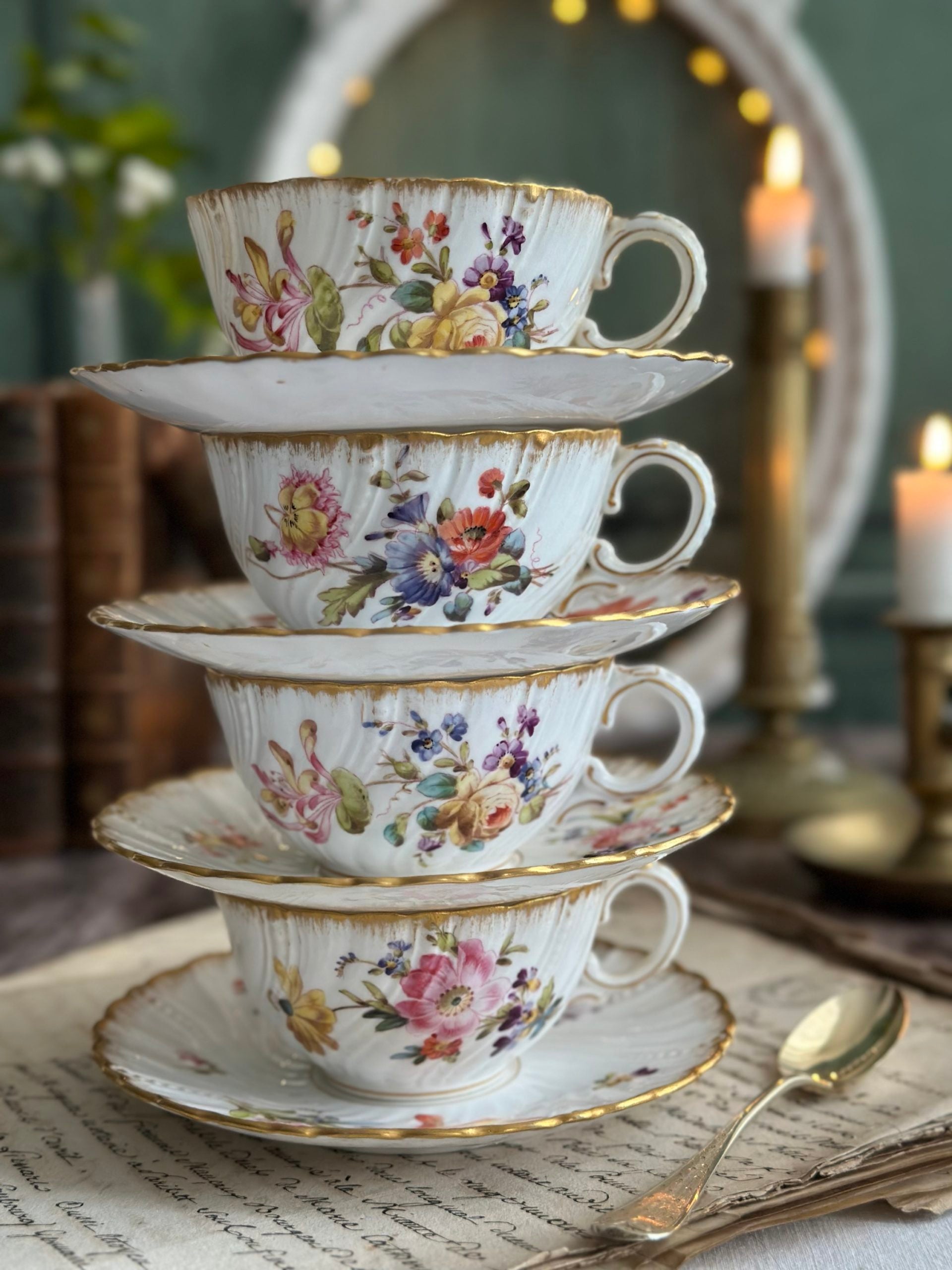 Ensemble de 4 tasses et sous-tasses en porcelaine Sarreguemines, XIXème