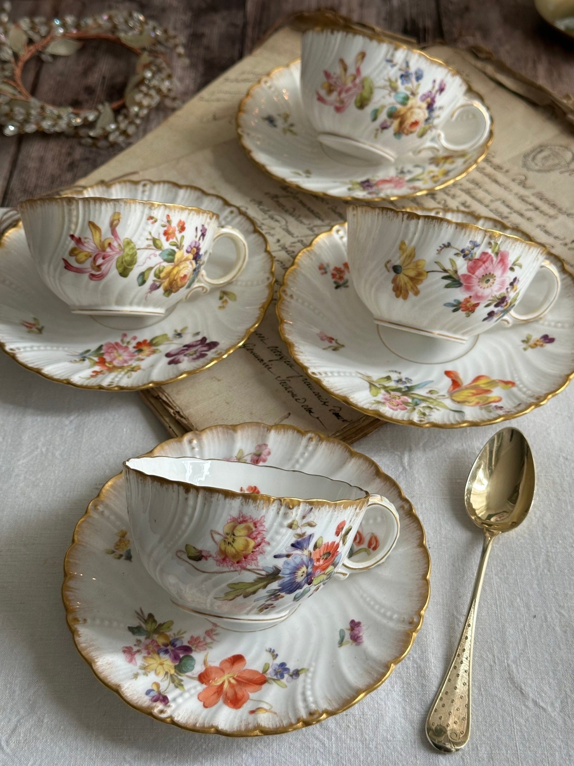 Ensemble de 4 tasses et sous-tasses en porcelaine Sarreguemines, XIXème