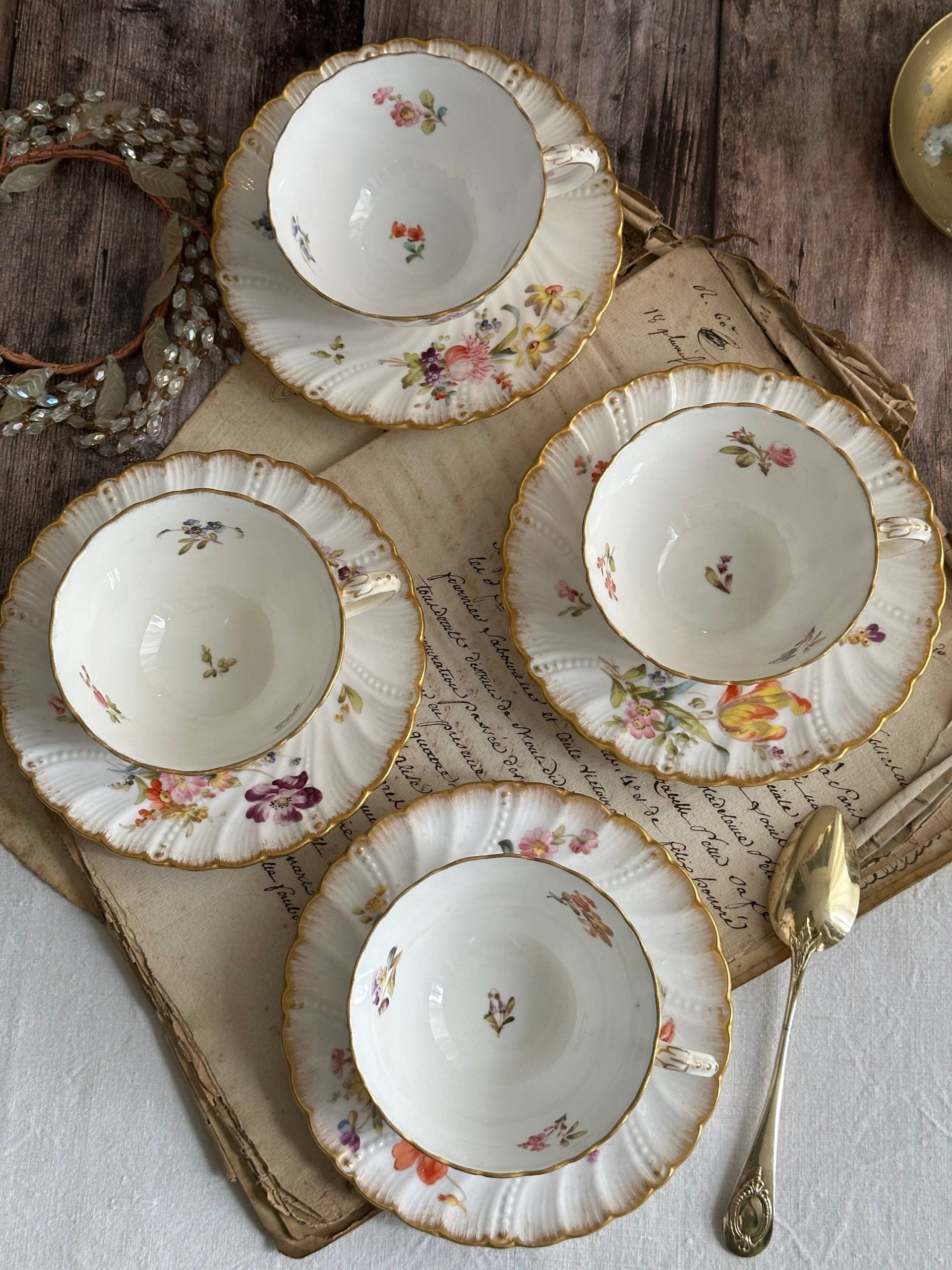 Ensemble de 4 tasses et sous-tasses en porcelaine Sarreguemines, XIXème