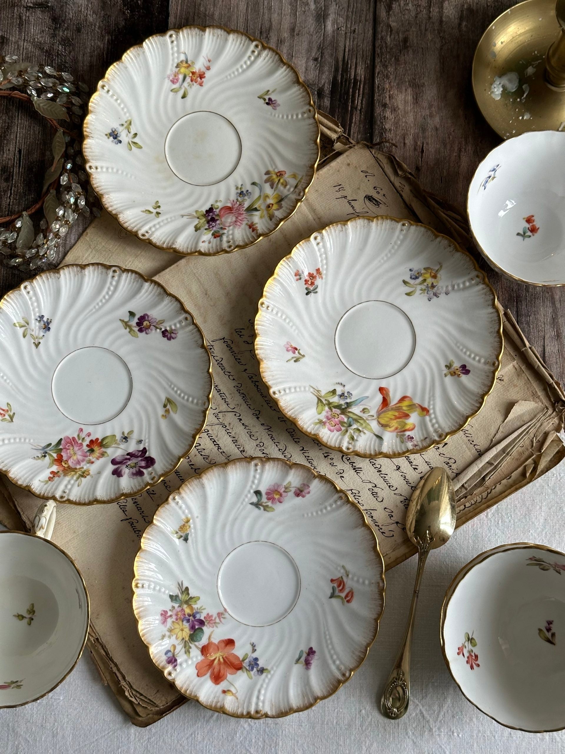 Ensemble de 4 tasses et sous-tasses en porcelaine Sarreguemines, XIXème