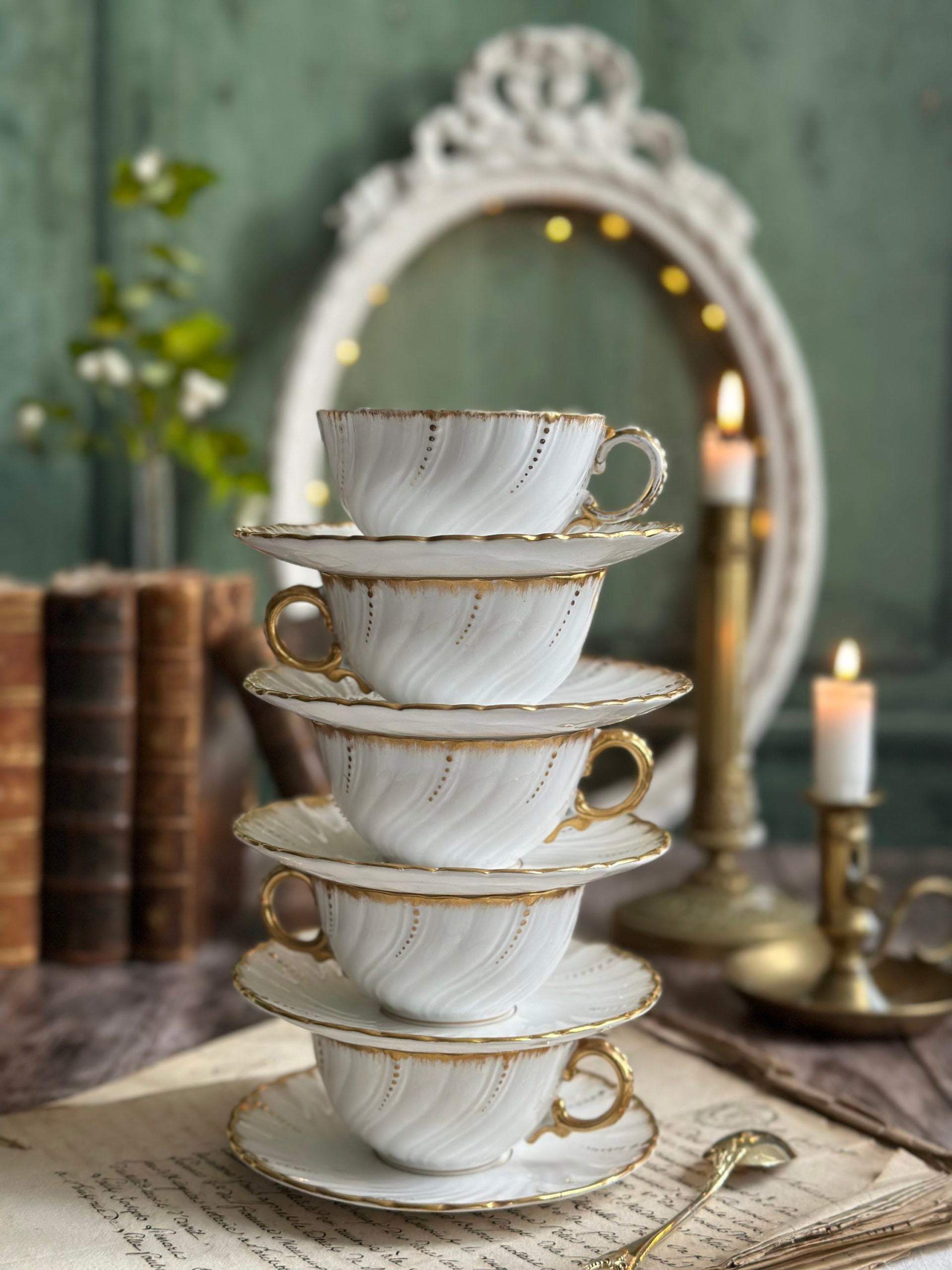 Ensemble de 5 tasses et sous-tasses en porcelaine Sarreguemines, XIXème