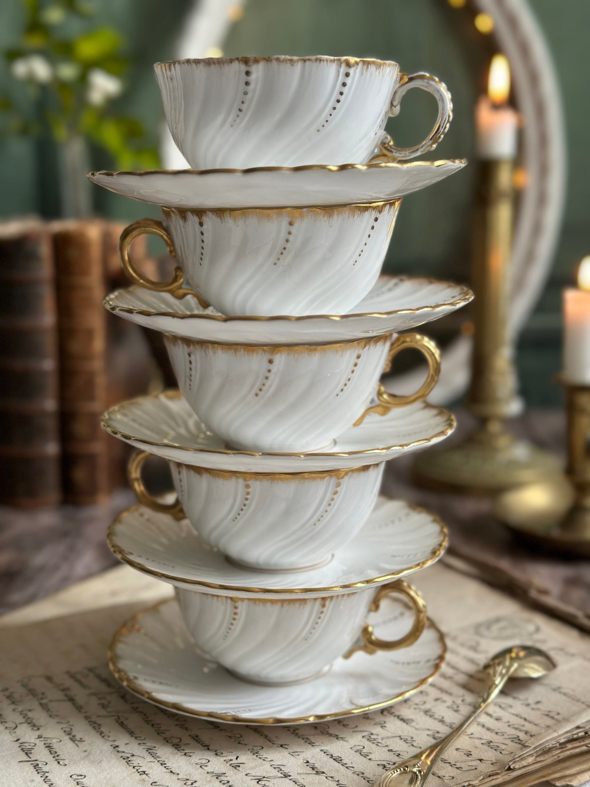 Ensemble de 5 tasses et sous-tasses en porcelaine Sarreguemines, XIXème