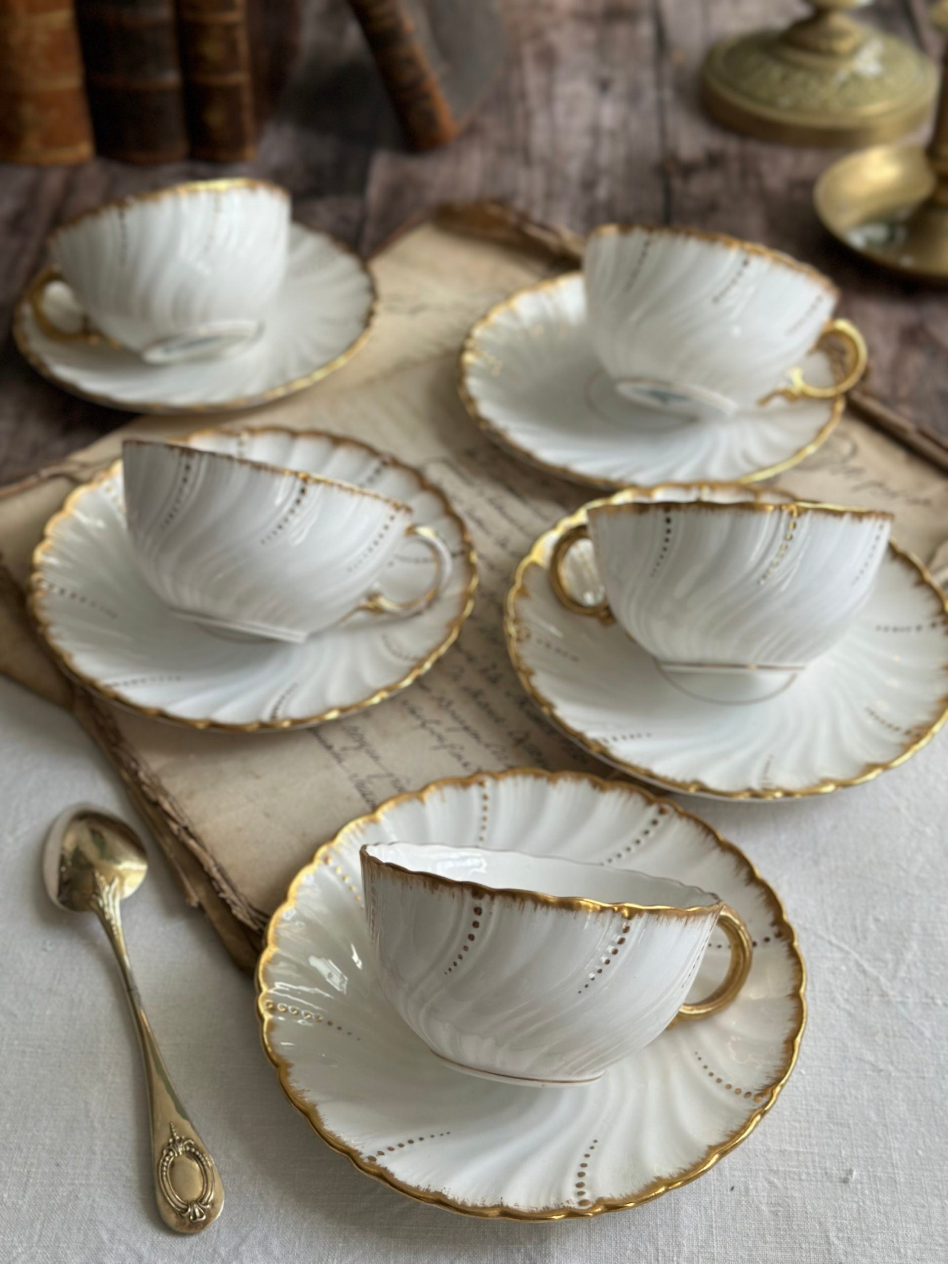 Ensemble de 5 tasses et sous-tasses en porcelaine Sarreguemines, XIXème