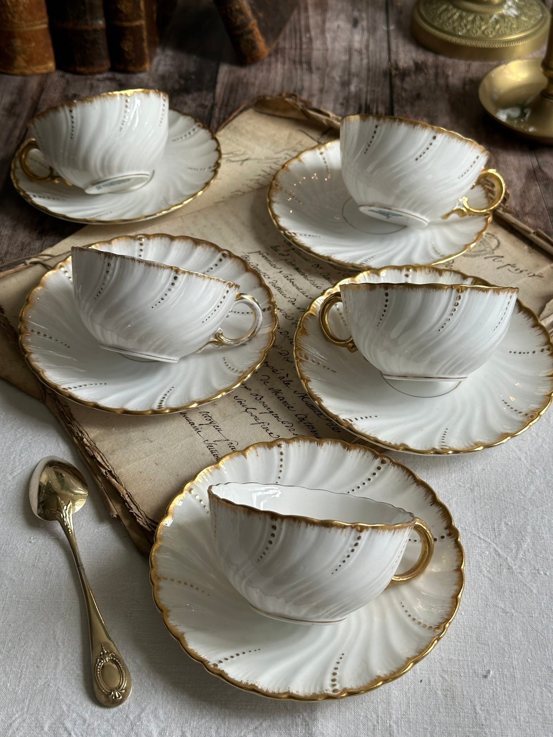 Ensemble de 5 tasses et sous-tasses en porcelaine Sarreguemines, XIXème